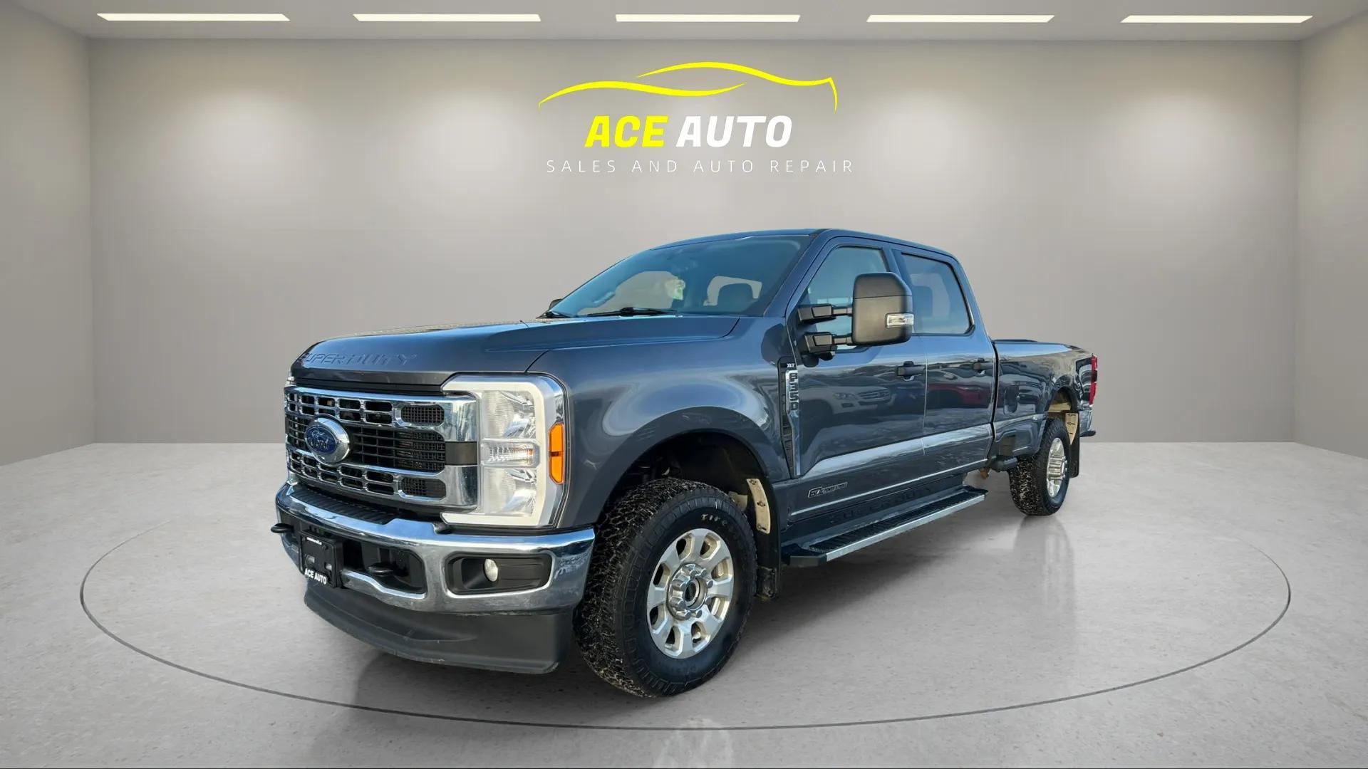 Ford F-350 Super Duty XLT Crew Cab 4WD 2023