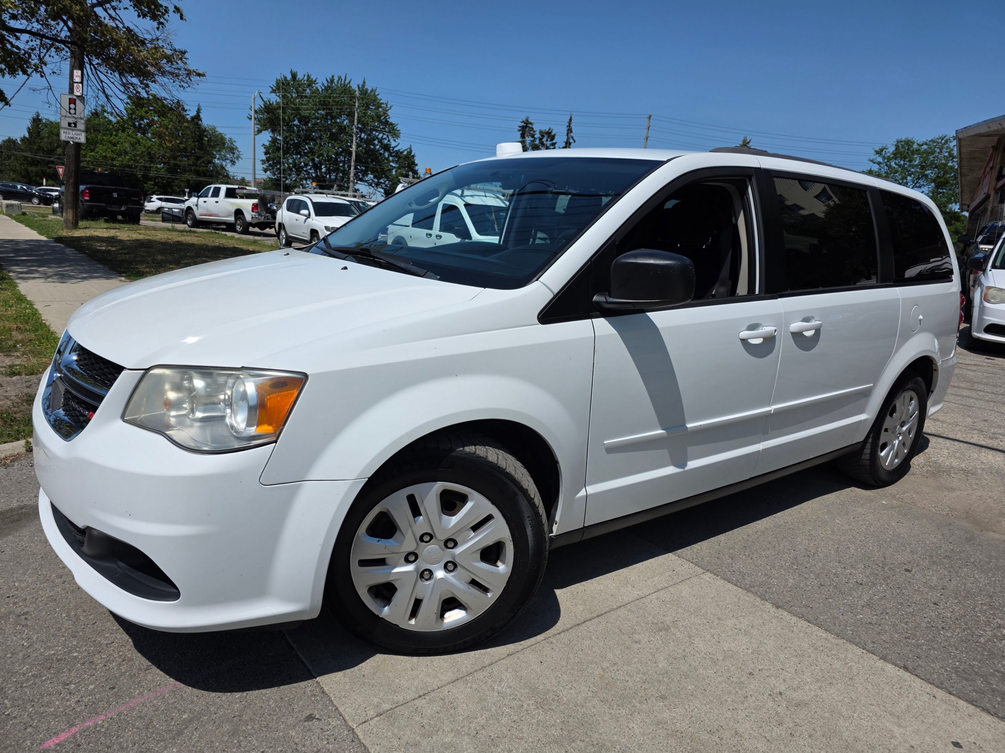 White 2014 Dodge Grand Caravan Minivan Front-Wheel Drive Automatic