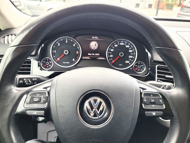 /autoisland/2015-Volkswagen-Touareg-21329406126582007.jpg