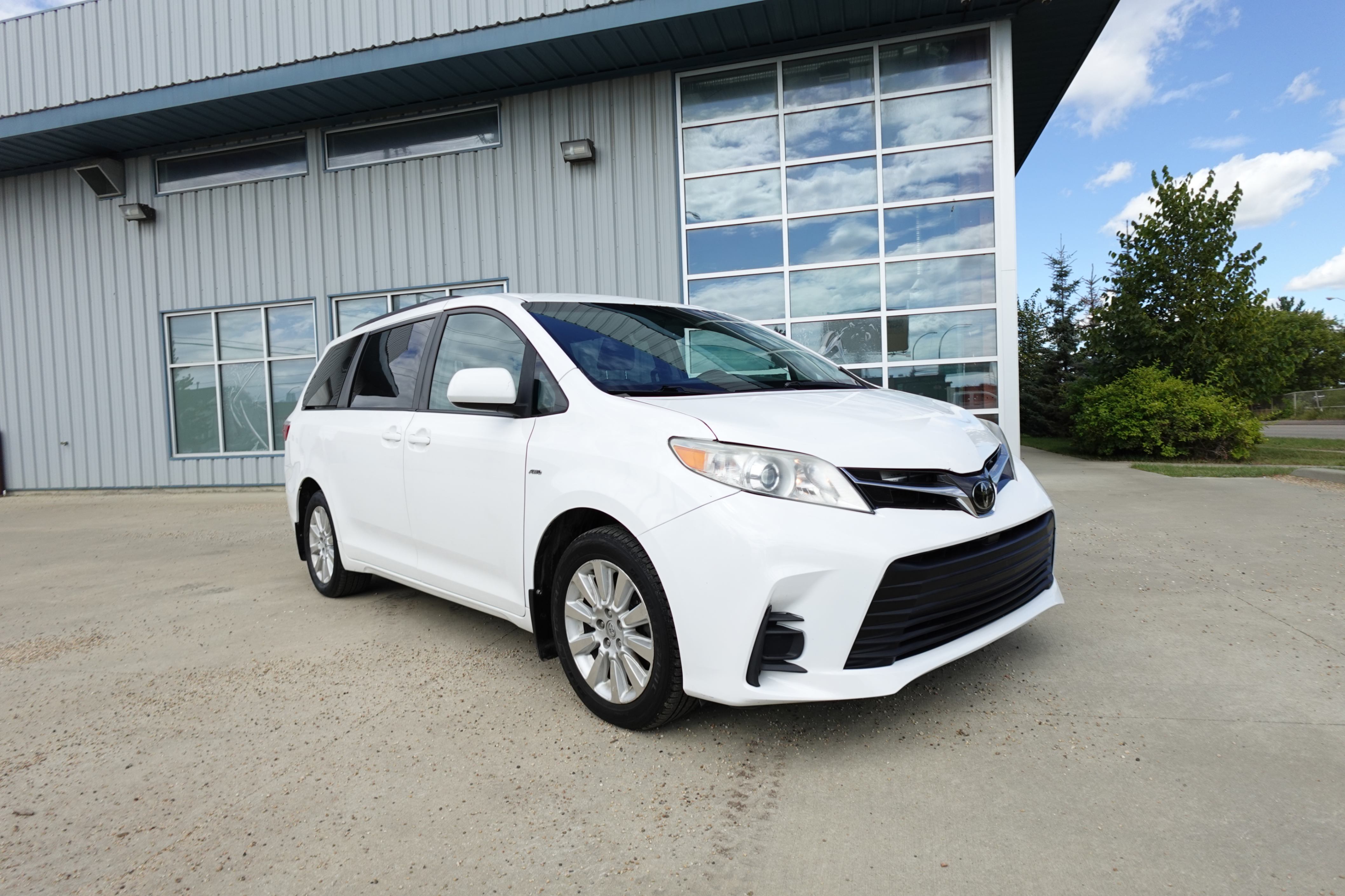 White 2016 Toyota Sienna Minivan Front-Wheel Drive Automatic