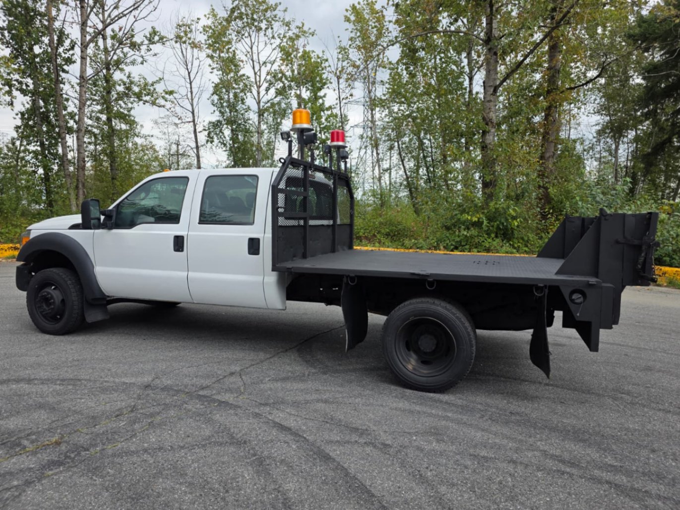 2016 Ford F-550 Super Duty Chassis XL Crew Cab 176 4WD