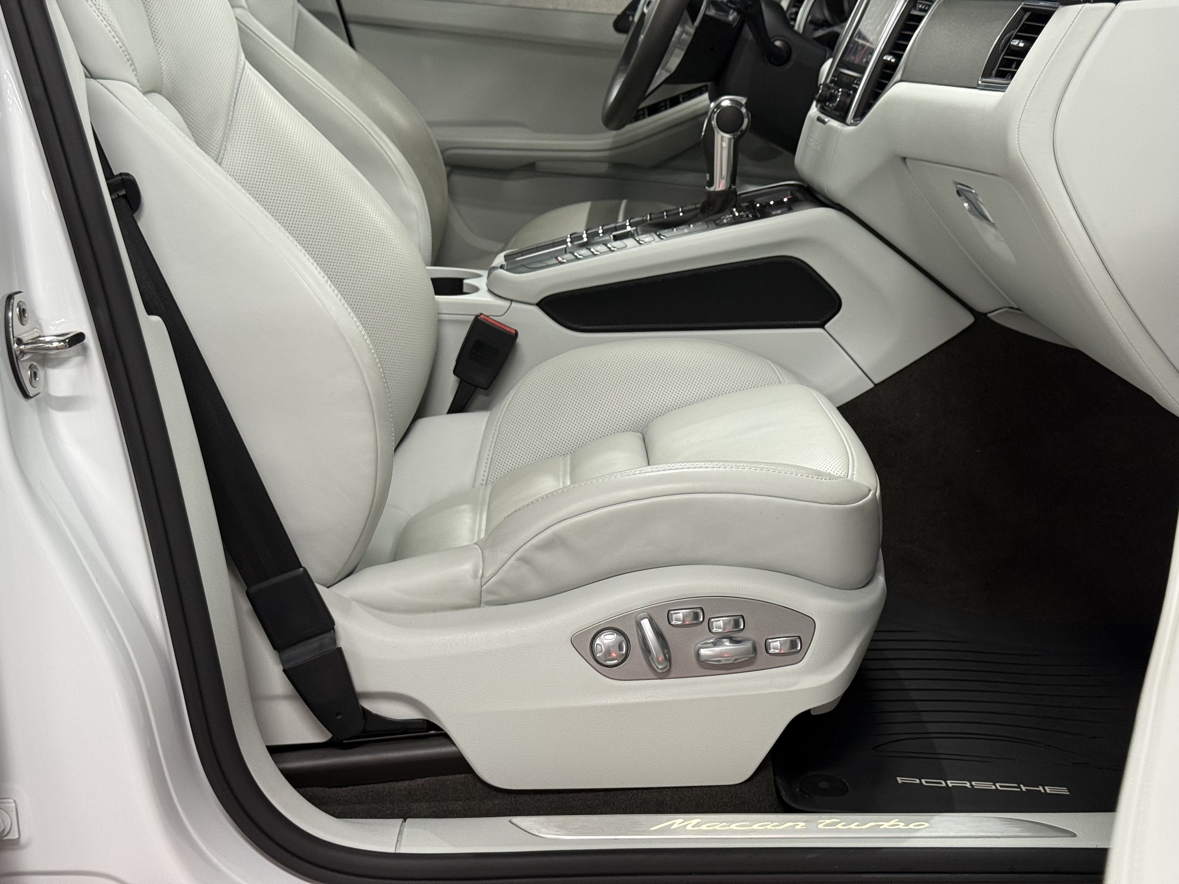 2017 Porsche Macan AWD 4dr Turbo, Toronto, Cash