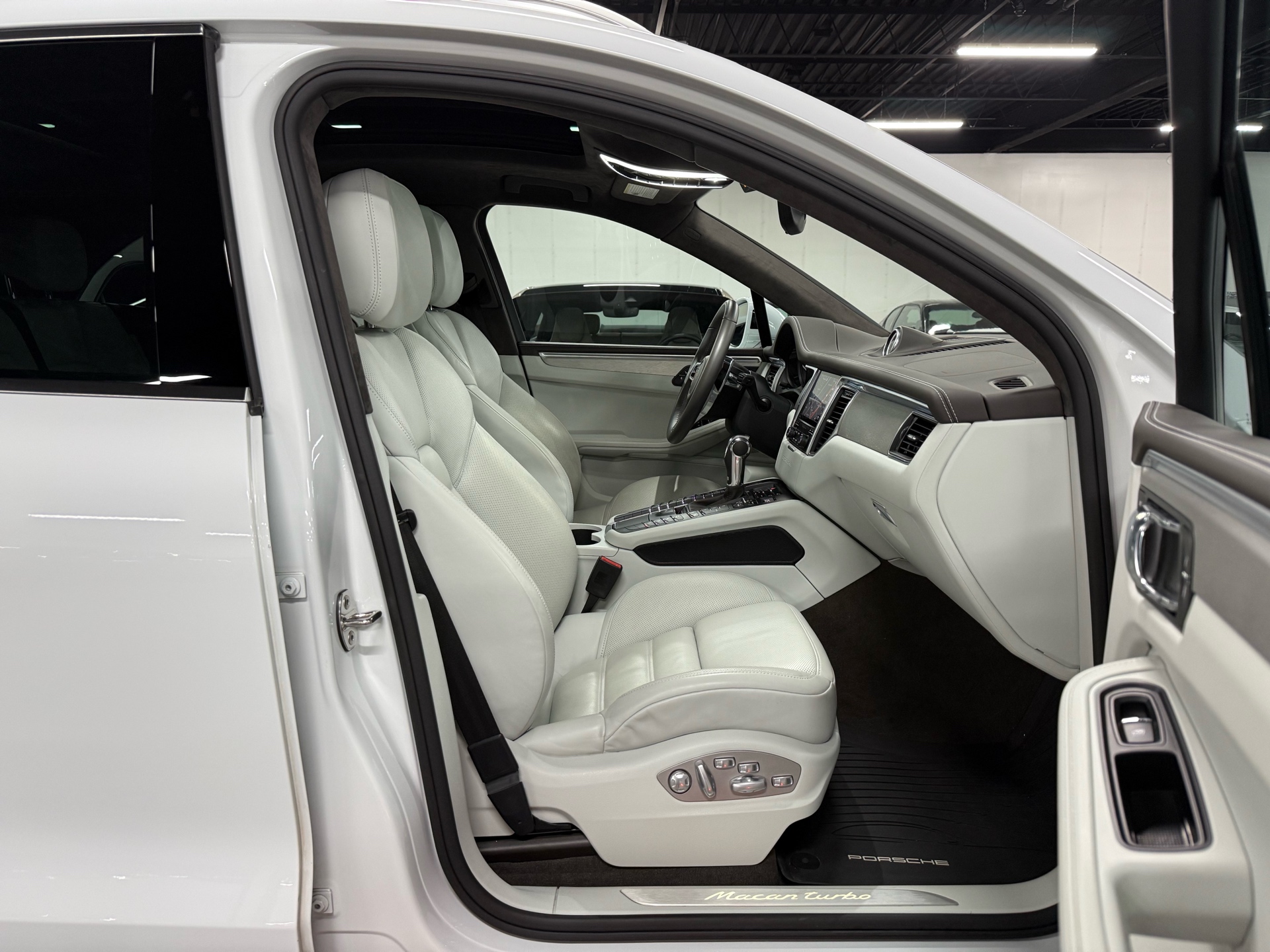 2017 Porsche Macan AWD 4dr Turbo, Toronto, Cash