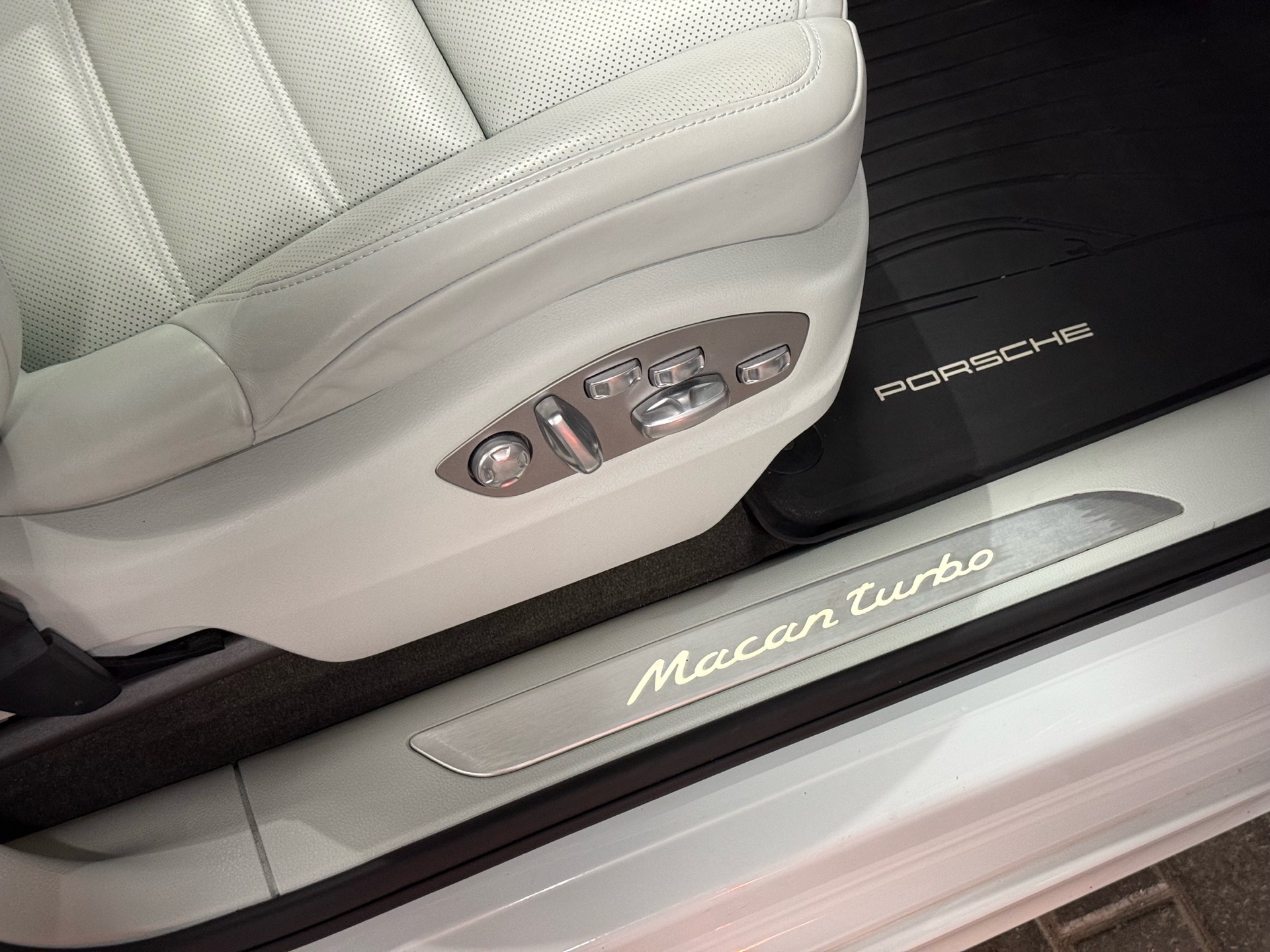 2017 Porsche Macan AWD 4dr Turbo, Toronto, Cash