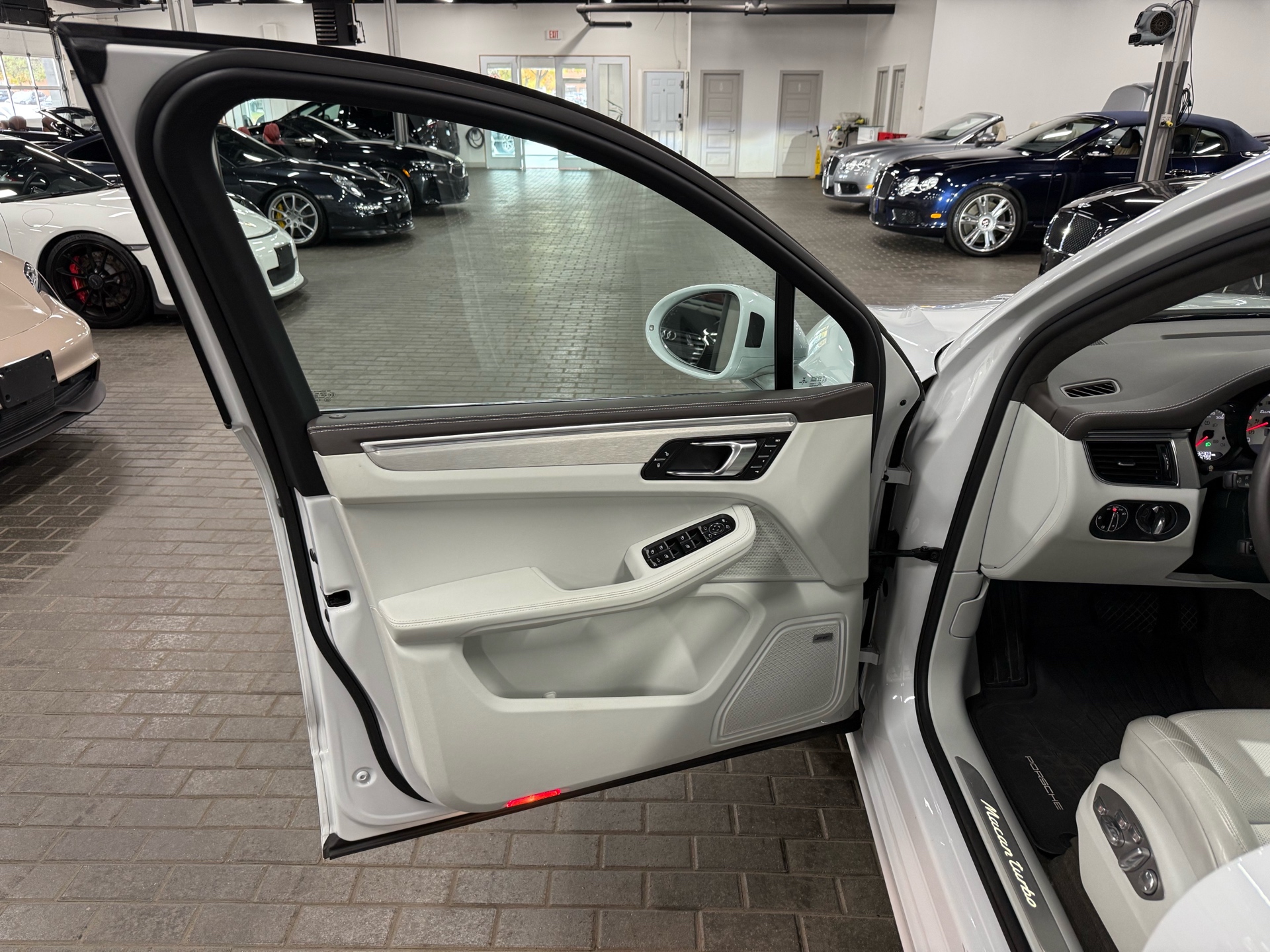 2017 Porsche Macan AWD 4dr Turbo, Toronto, Cash