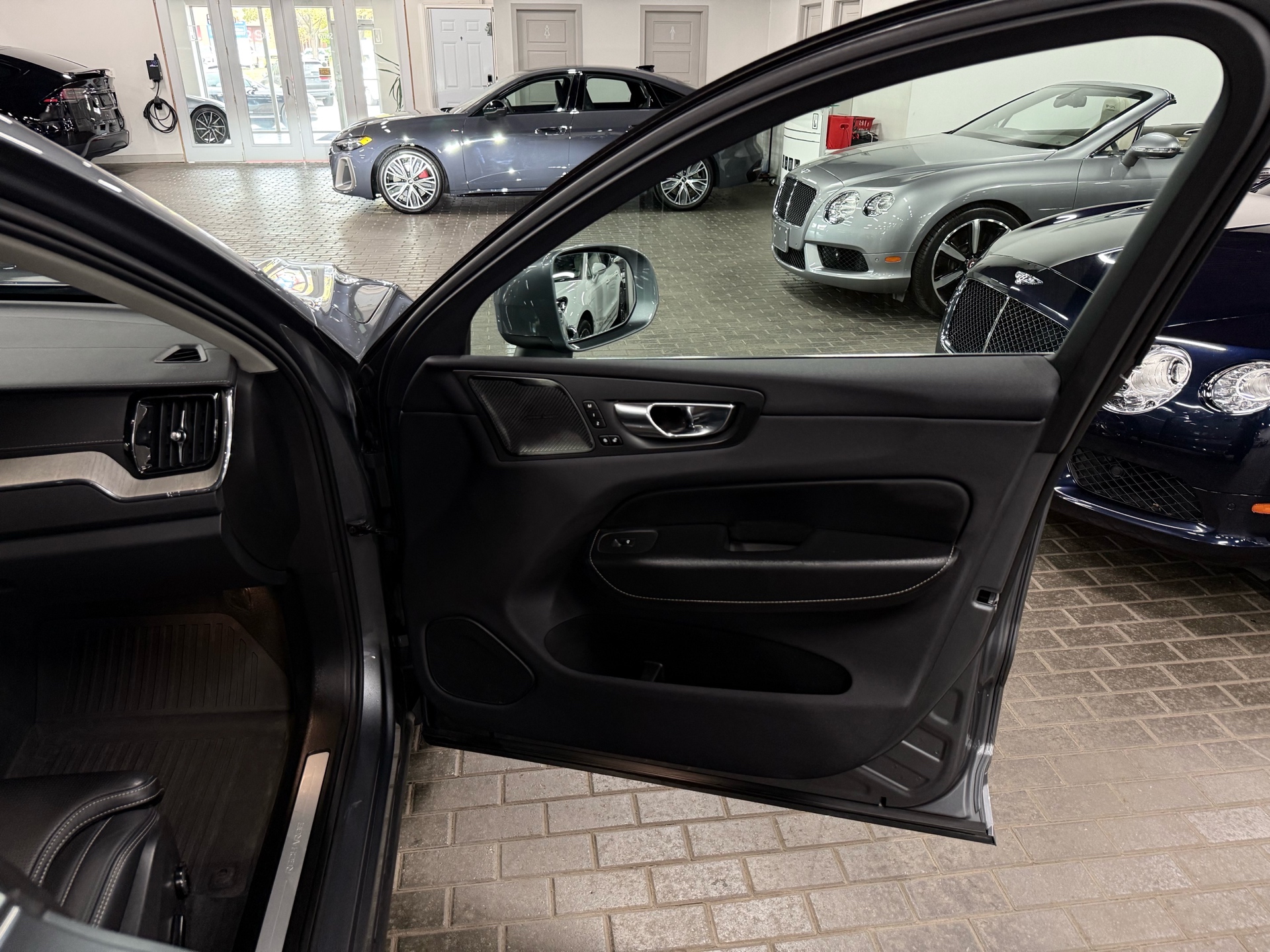 2021 Volvo XC60 Recharge T8 eAWD PHEV Inscription, Toronto, Cash