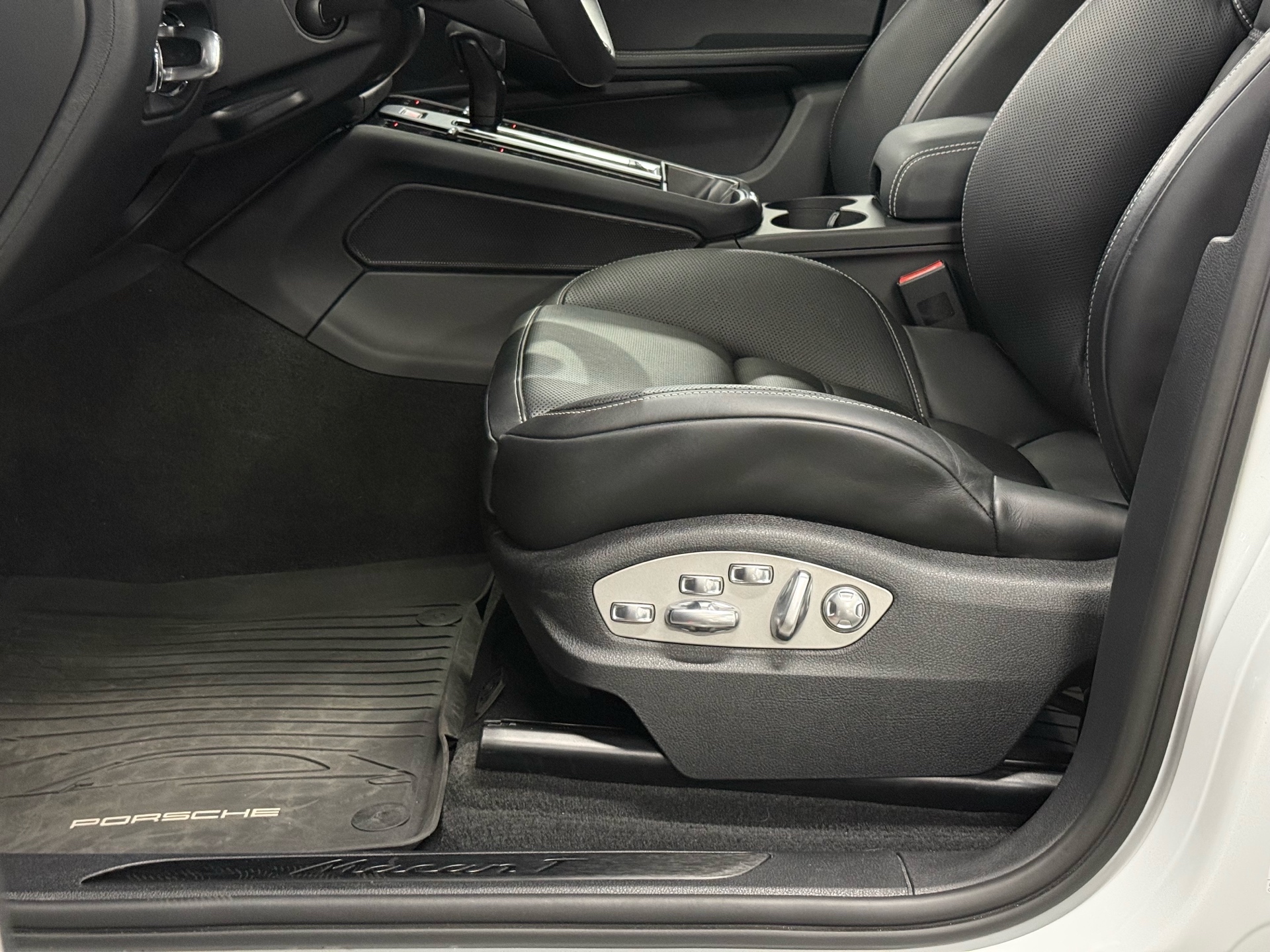 2023 Porsche Macan T, Toronto, Cash