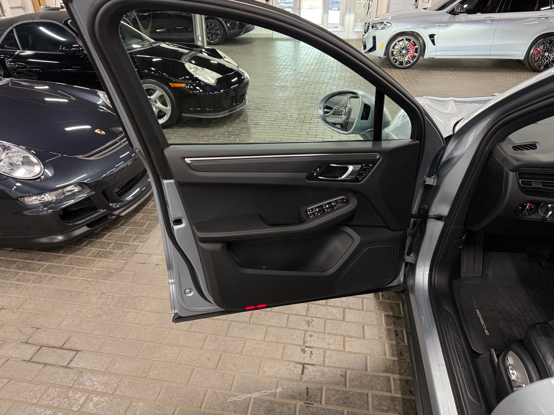 2023 Porsche Macan AWD, Toronto, Cash