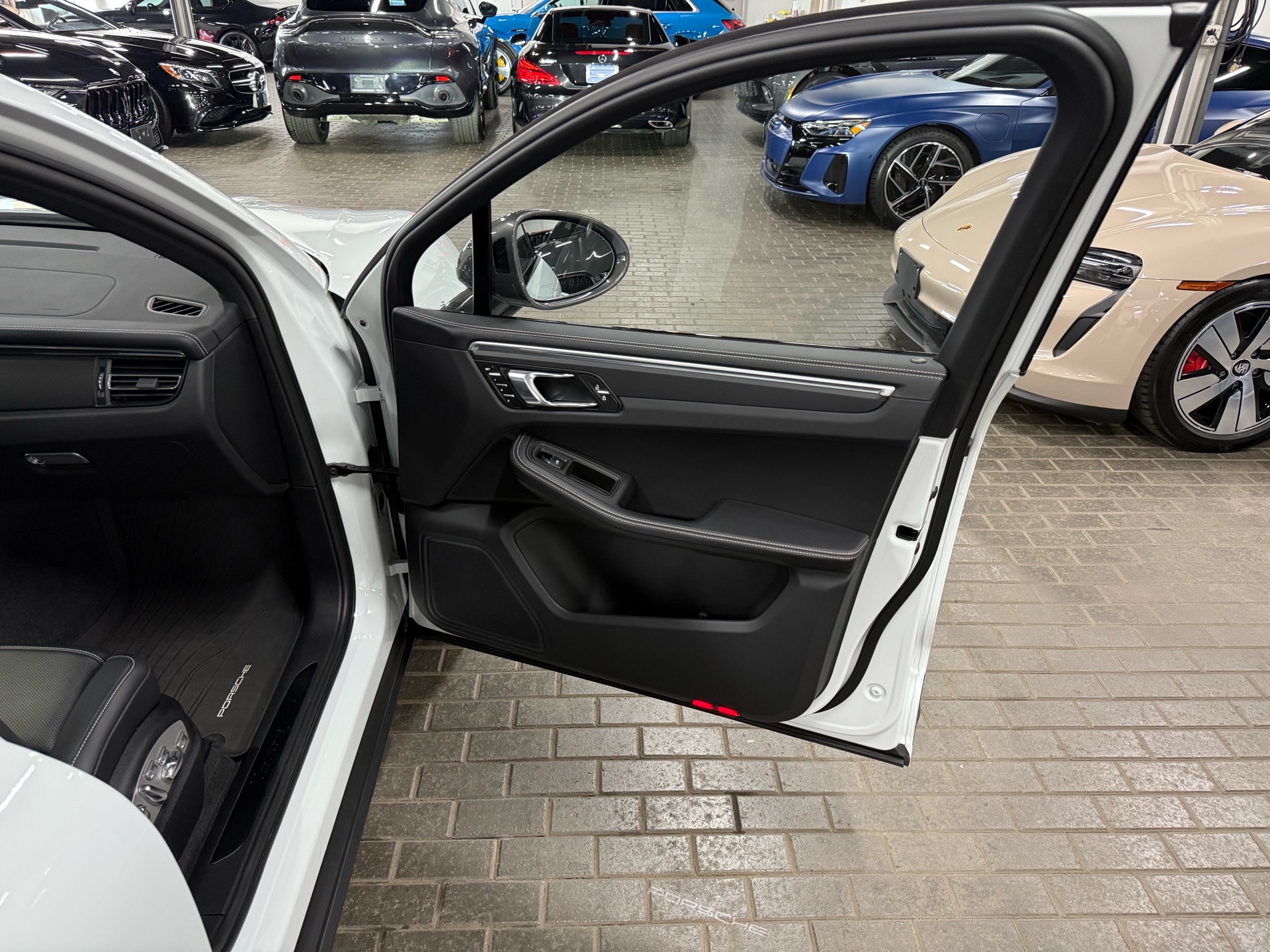 2023 Porsche Macan T, Toronto, Cash