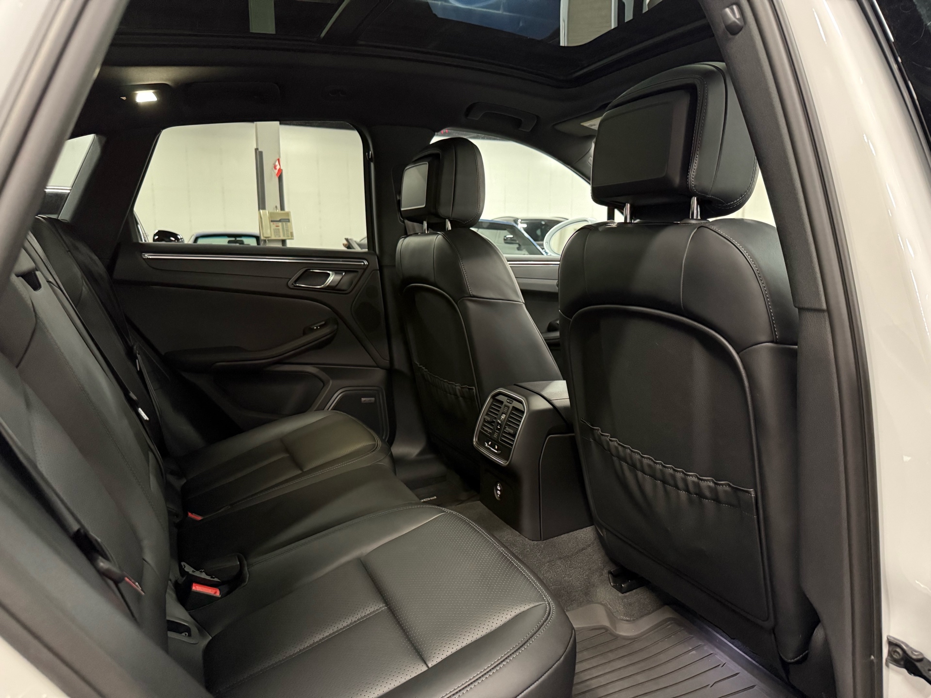 2024 Porsche Macan AWD, Toronto, Cash