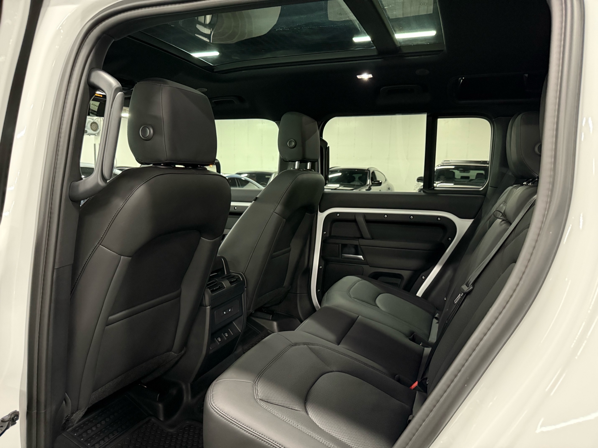 2025 Land Rover Defender 110 P300 S, Toronto, Cash