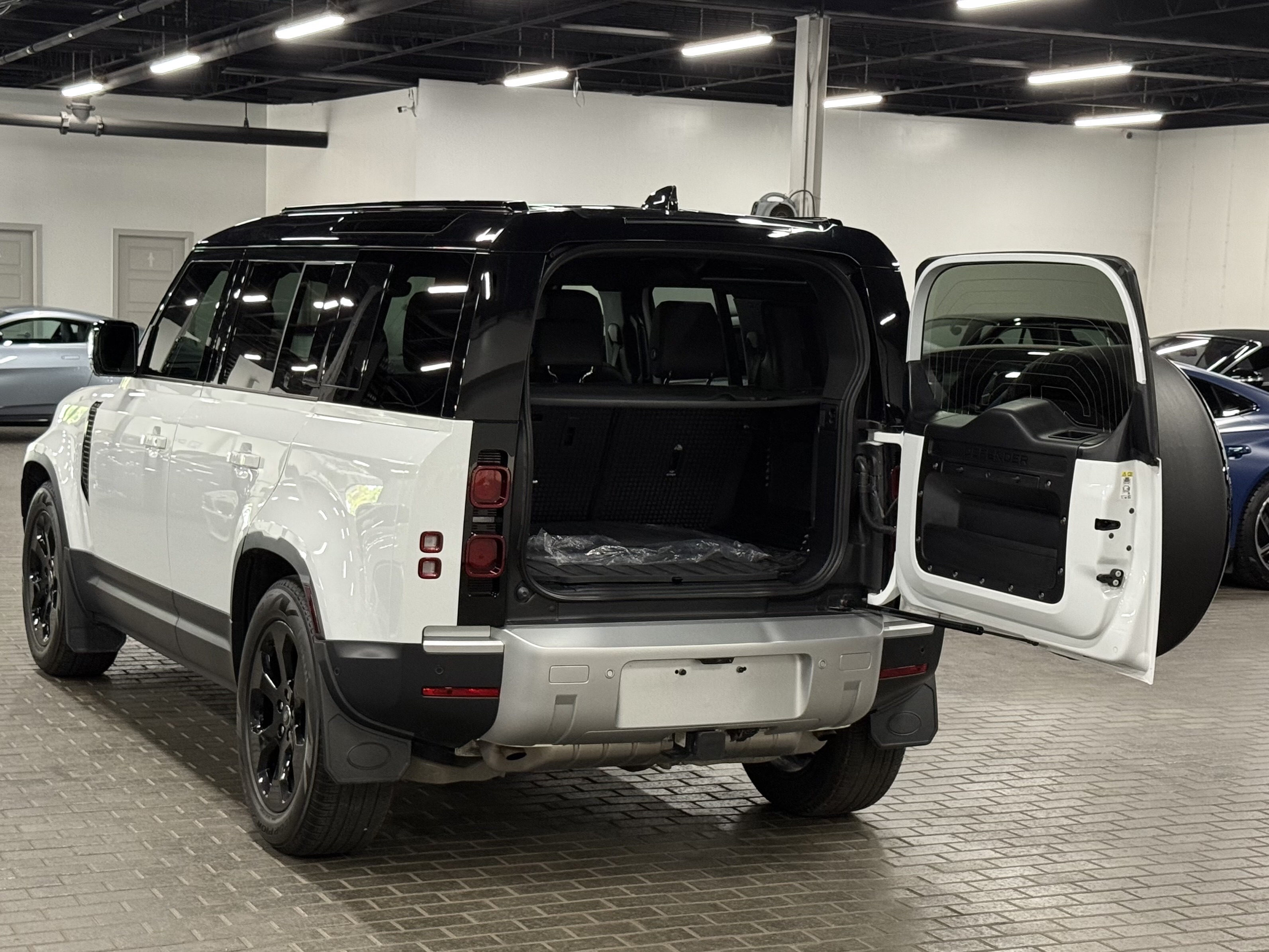 2025 Land Rover Defender 110 P300 S, Toronto, Cash