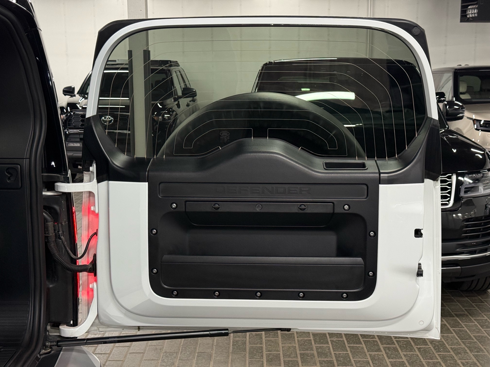2025 Land Rover Defender 110 P300 S, Toronto, Cash