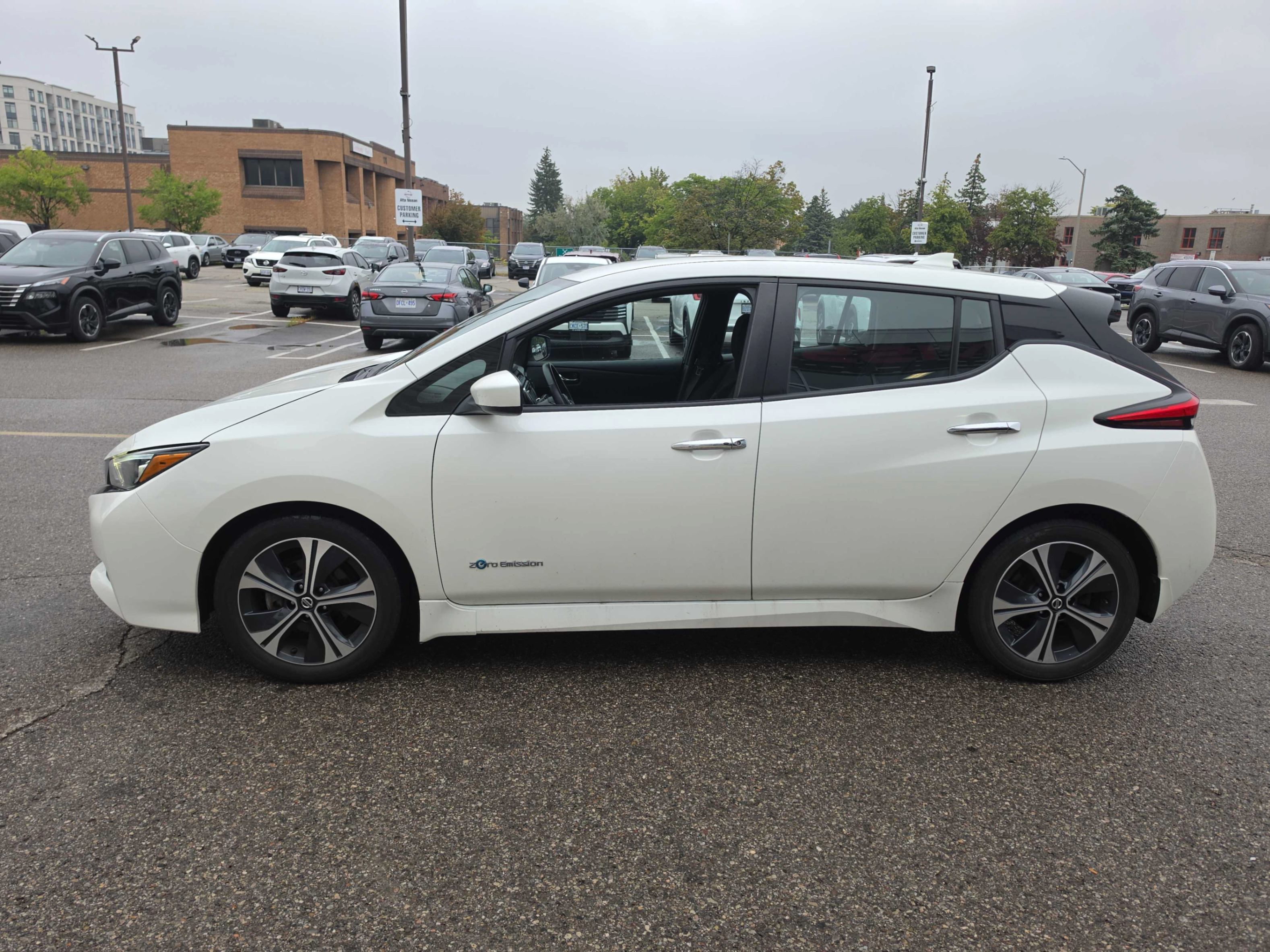 White 2018 Nissan LEAF Hatchback Front-Wheel Drive Automatic