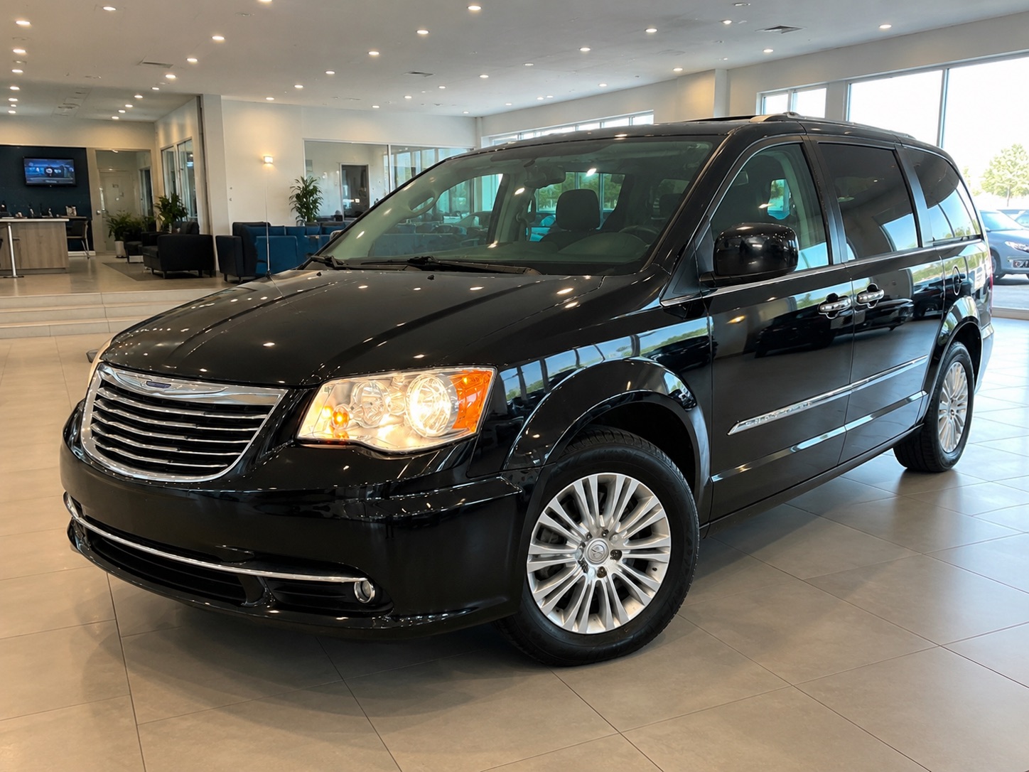 Black 2016 Chrysler Town & Country Minivan Front-Wheel Drive Automatic