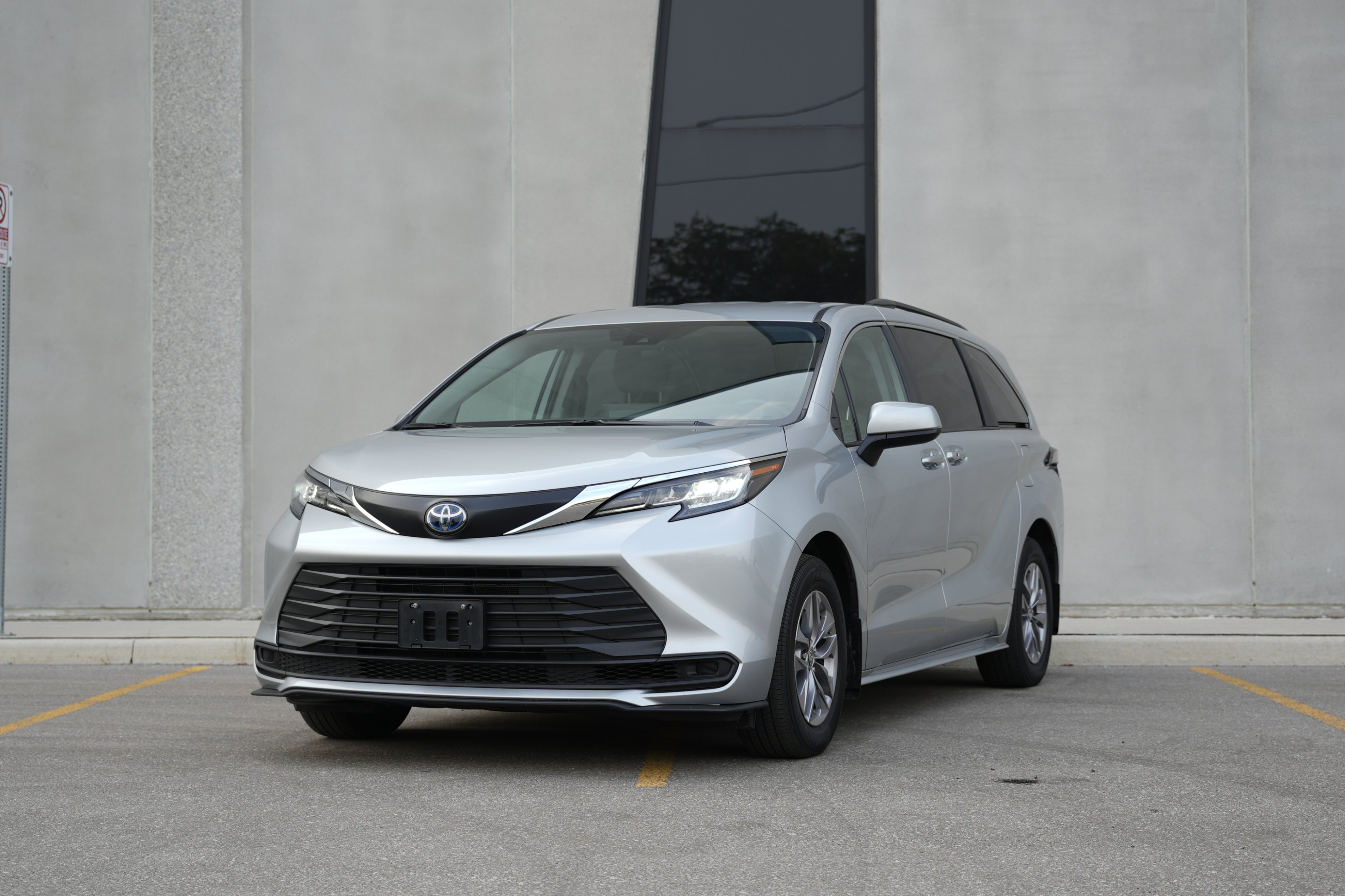 2023 Toyota Sienna LE 8-Passenger Hybrid|Drive Asst Pkg|Apple Carplay|Blind spot