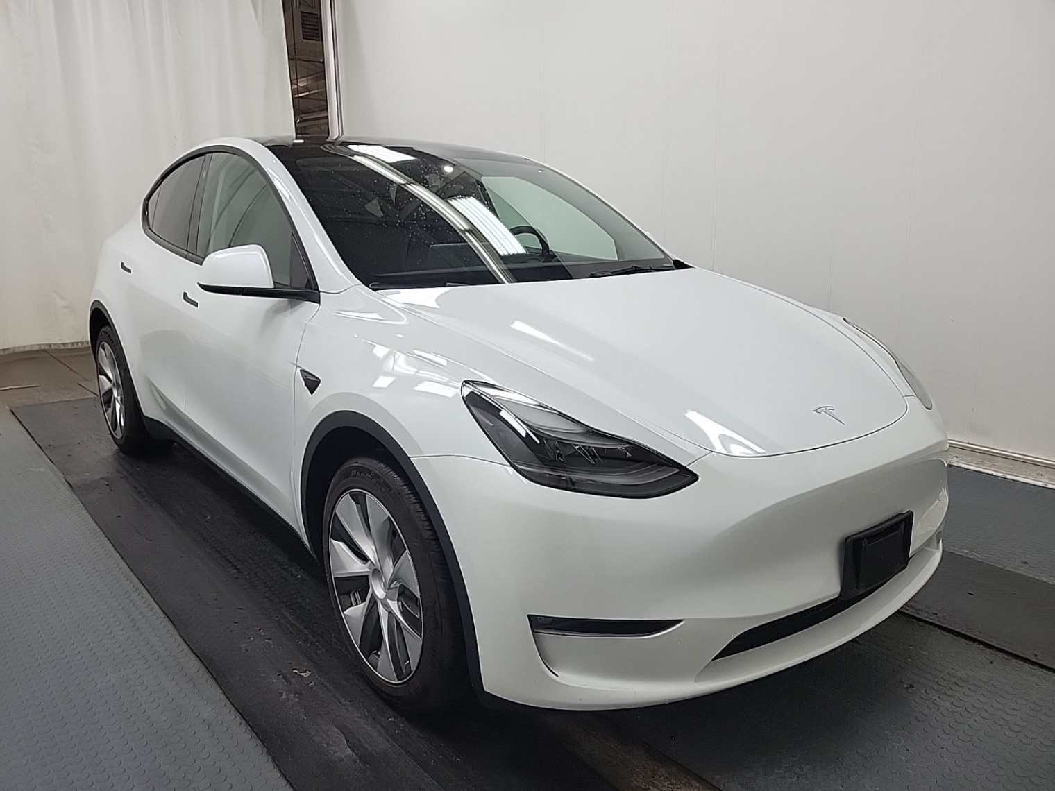 White 2023 Tesla Model Y Long Range AWD SUV / Crossover All-Wheel Drive Automatic