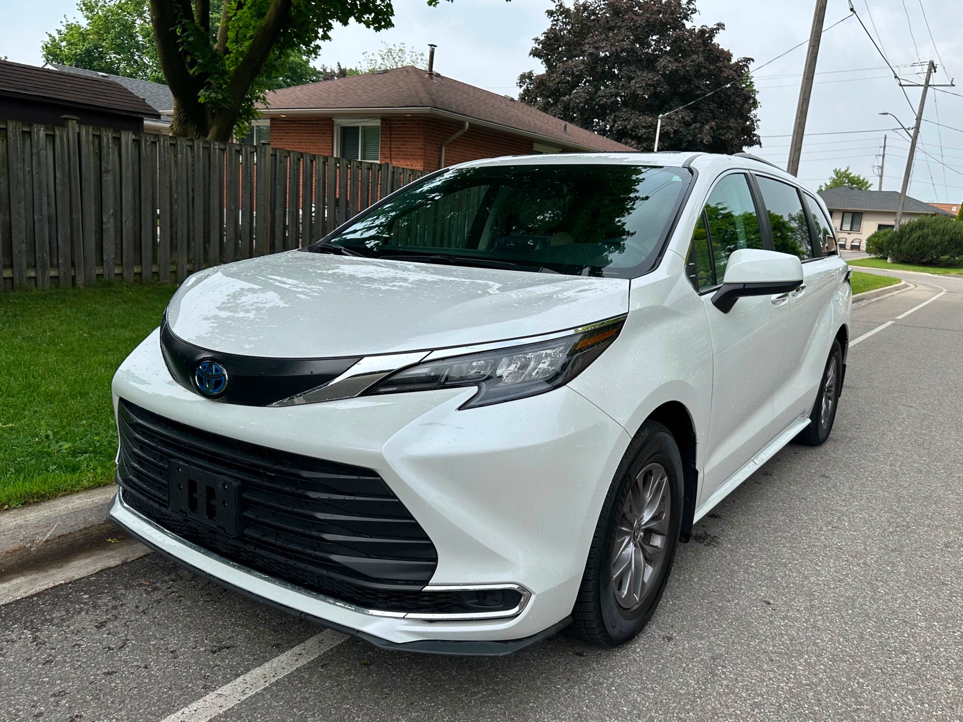 White 2024 Toyota Sienna XLE 8-Passenger FWD Minivan Front-Wheel Drive Automatic