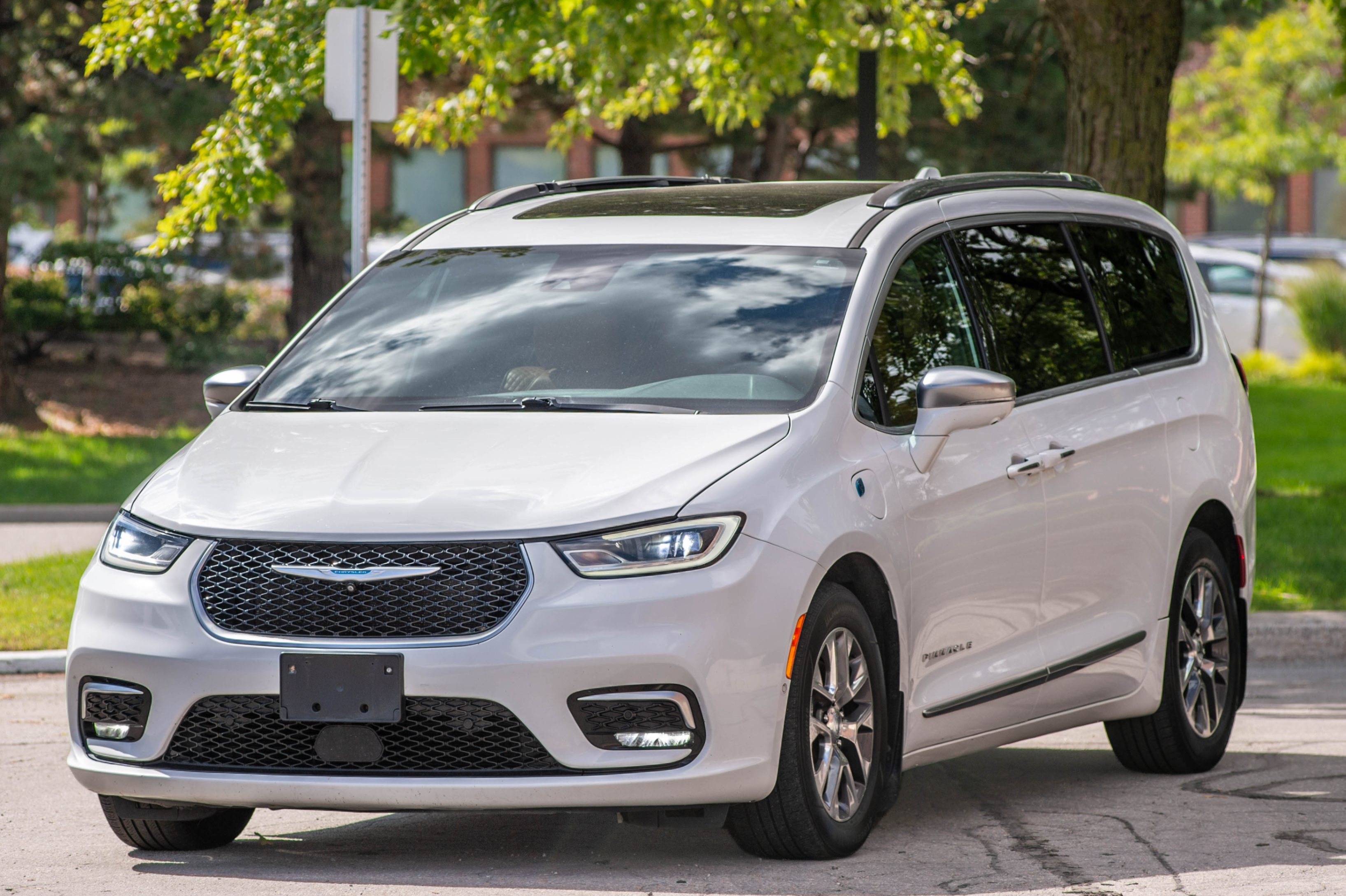 White 2021 Chrysler Pacifica Hybrid Minivan Front-Wheel Drive Automatic