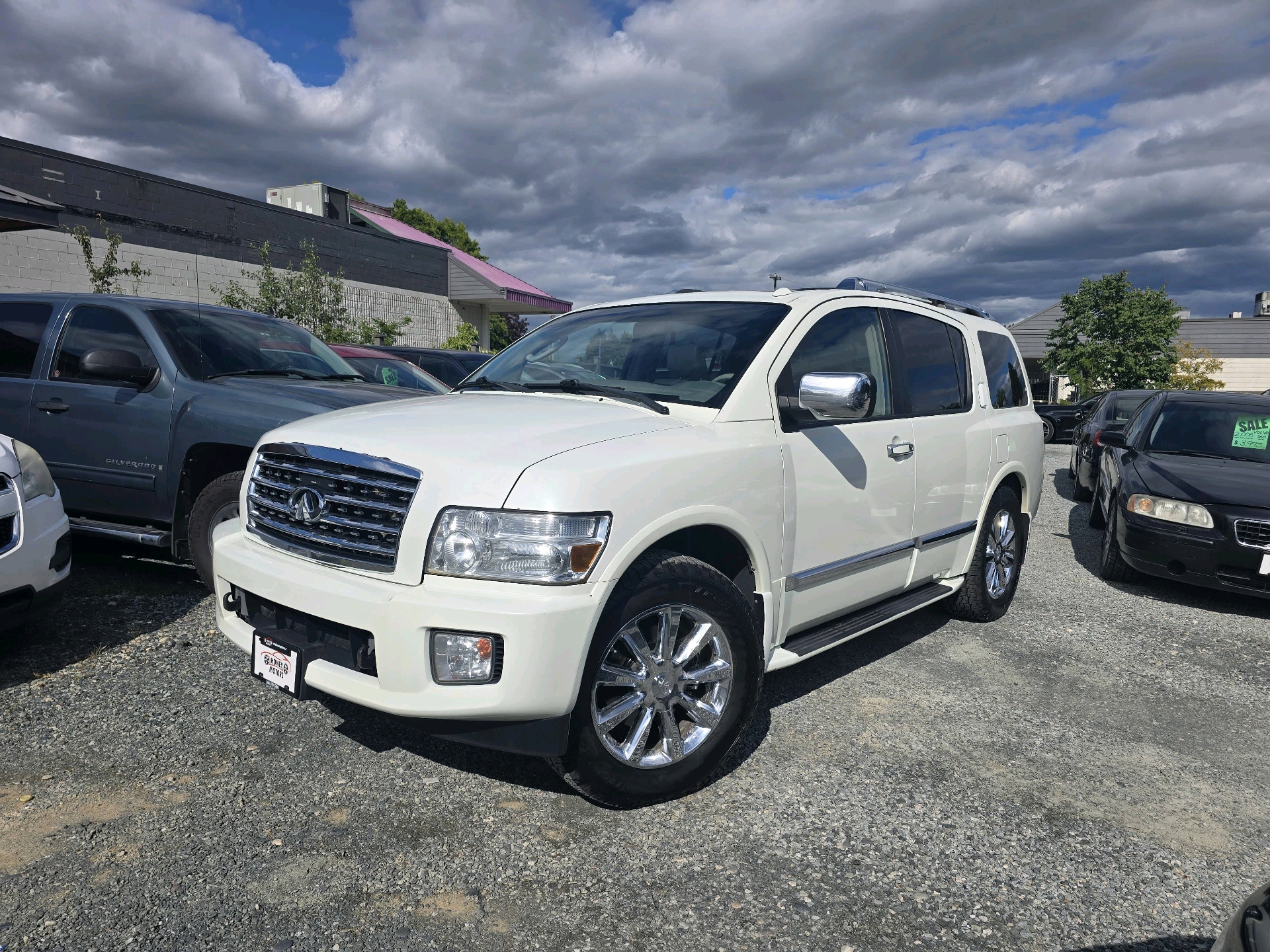 White 2010 INFINITI QX56 4WD SUV / Crossover Four-Wheel Drive Automatic