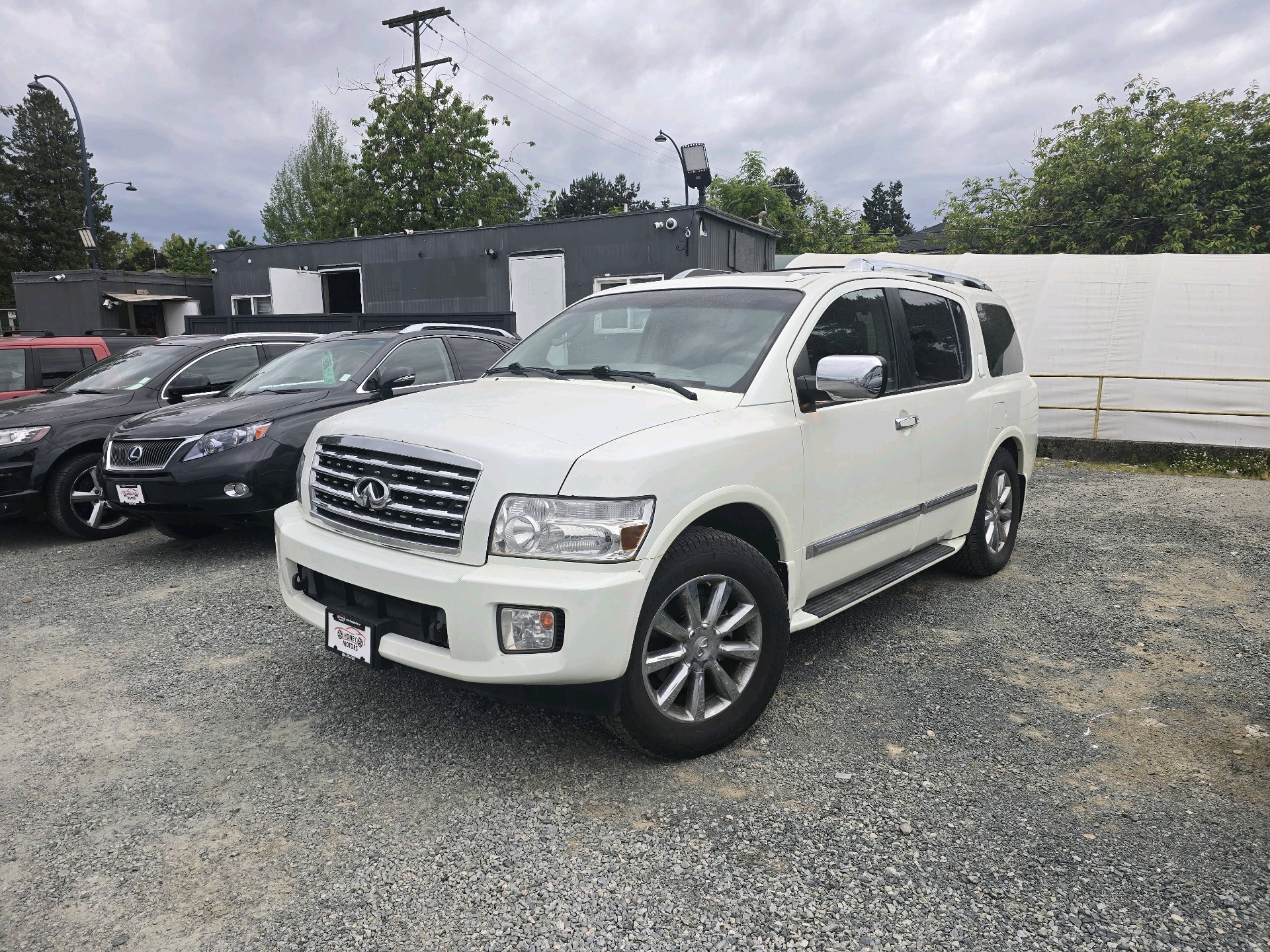 White 2010 INFINITI QX56 4WD SUV / Crossover Four-Wheel Drive Automatic
