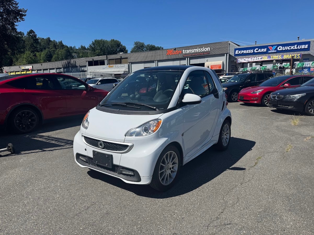 White 2013 smart fortwo pure Hatchback Rear-Wheel Drive Automatic
