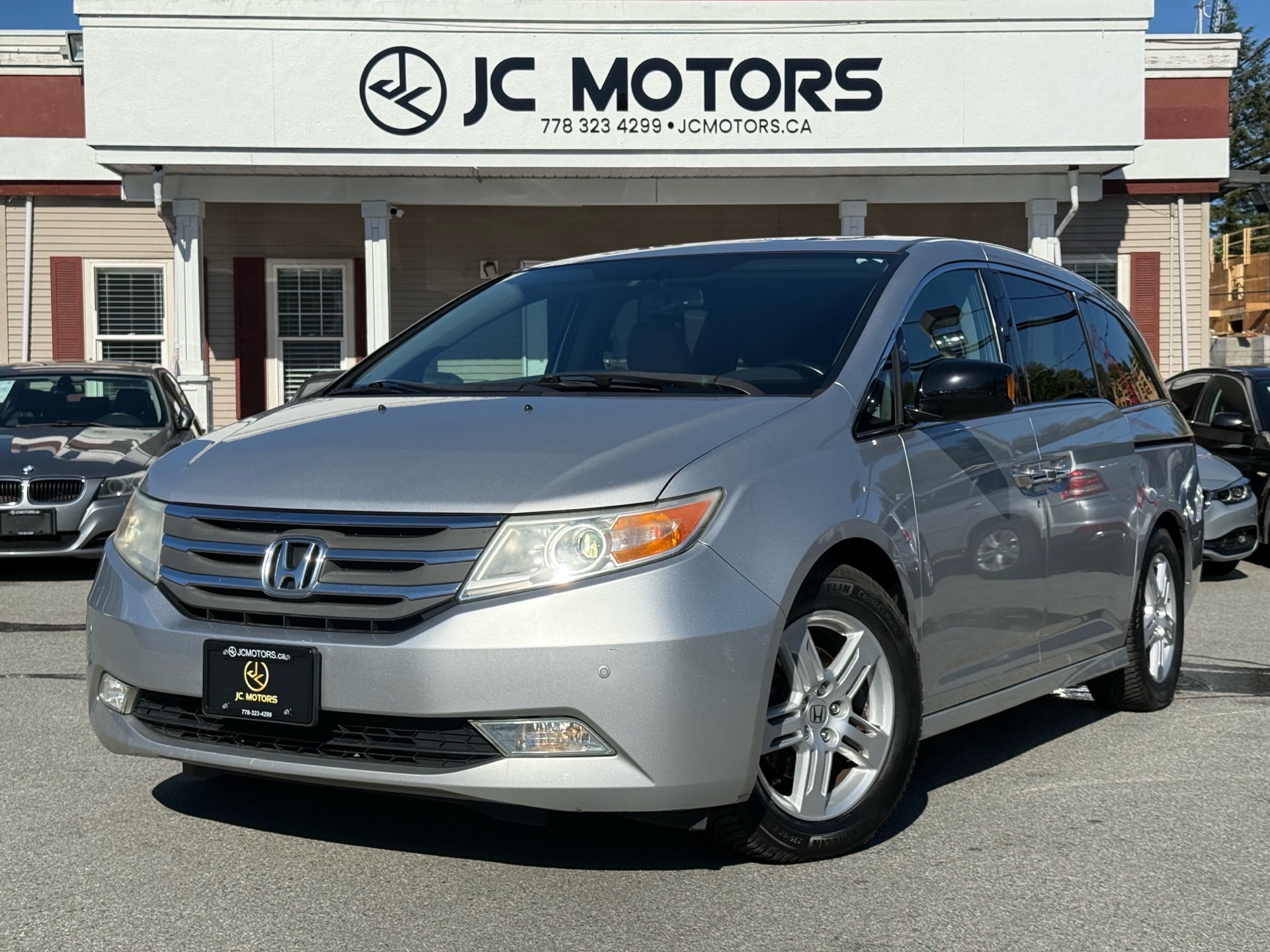Silver 2013 Honda Odyssey Touring FWD Minivan Front-Wheel Drive Automatic