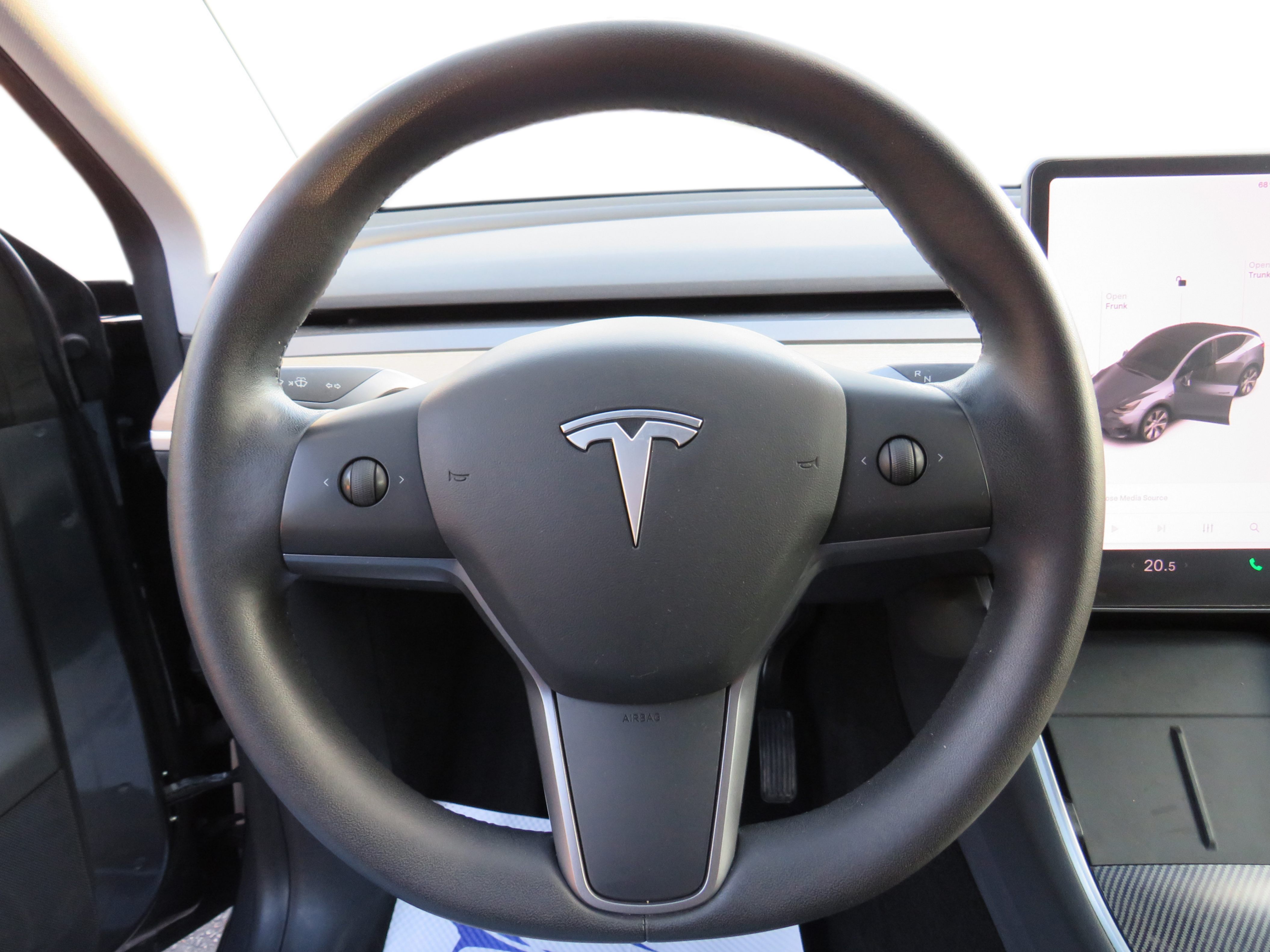 /laautomotive/2021-Tesla-ModelY-047585186995668716.jpg