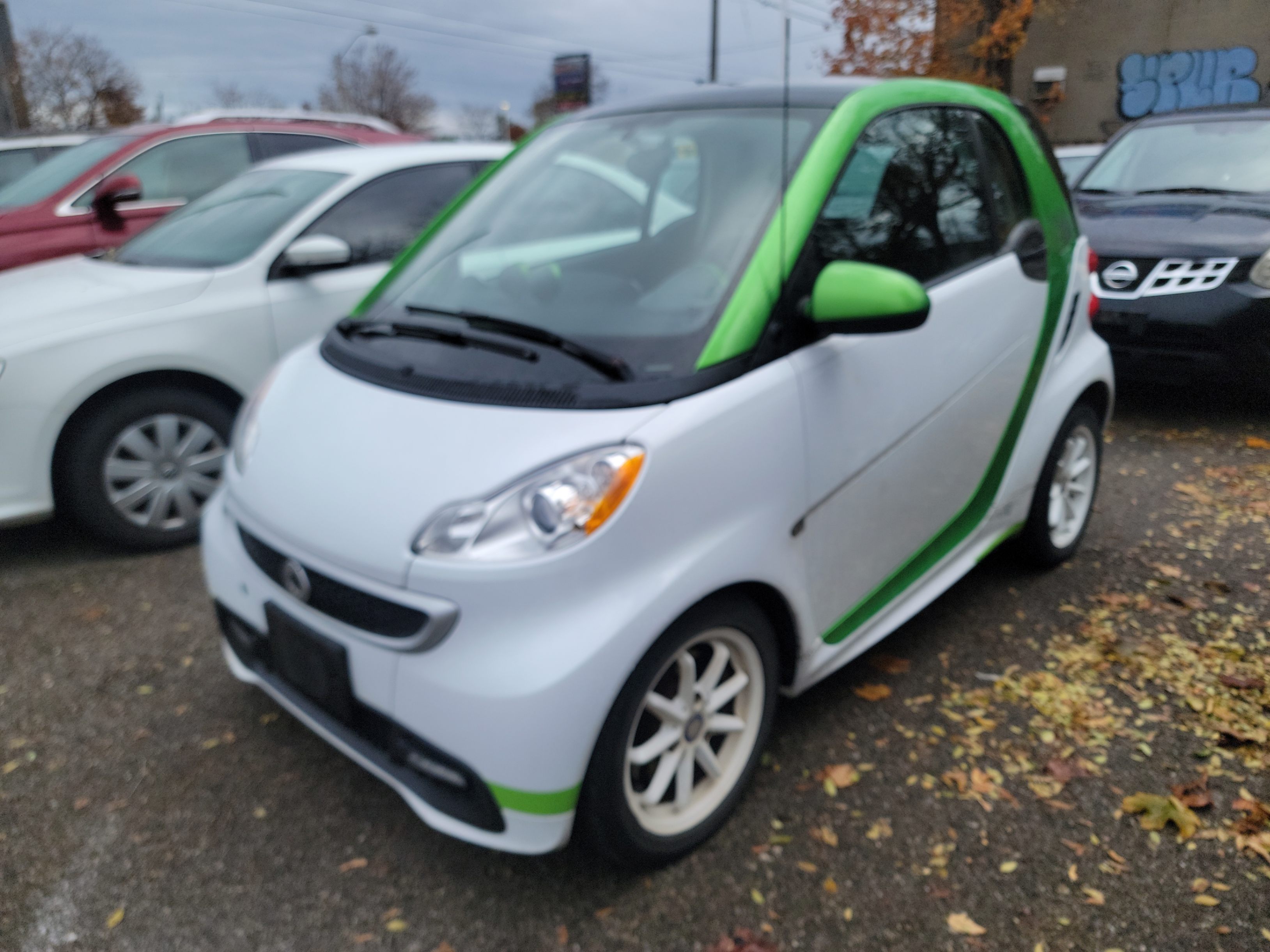 White 2014 smart fortwo electric drive Hatchback Rear-Wheel Drive Automatic