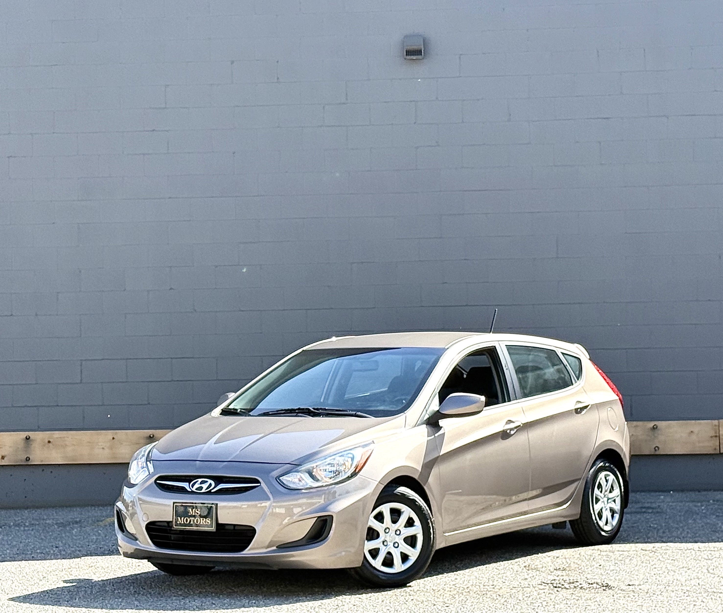 2013 Hyundai Accent GL 4-Door Hatchback FWD