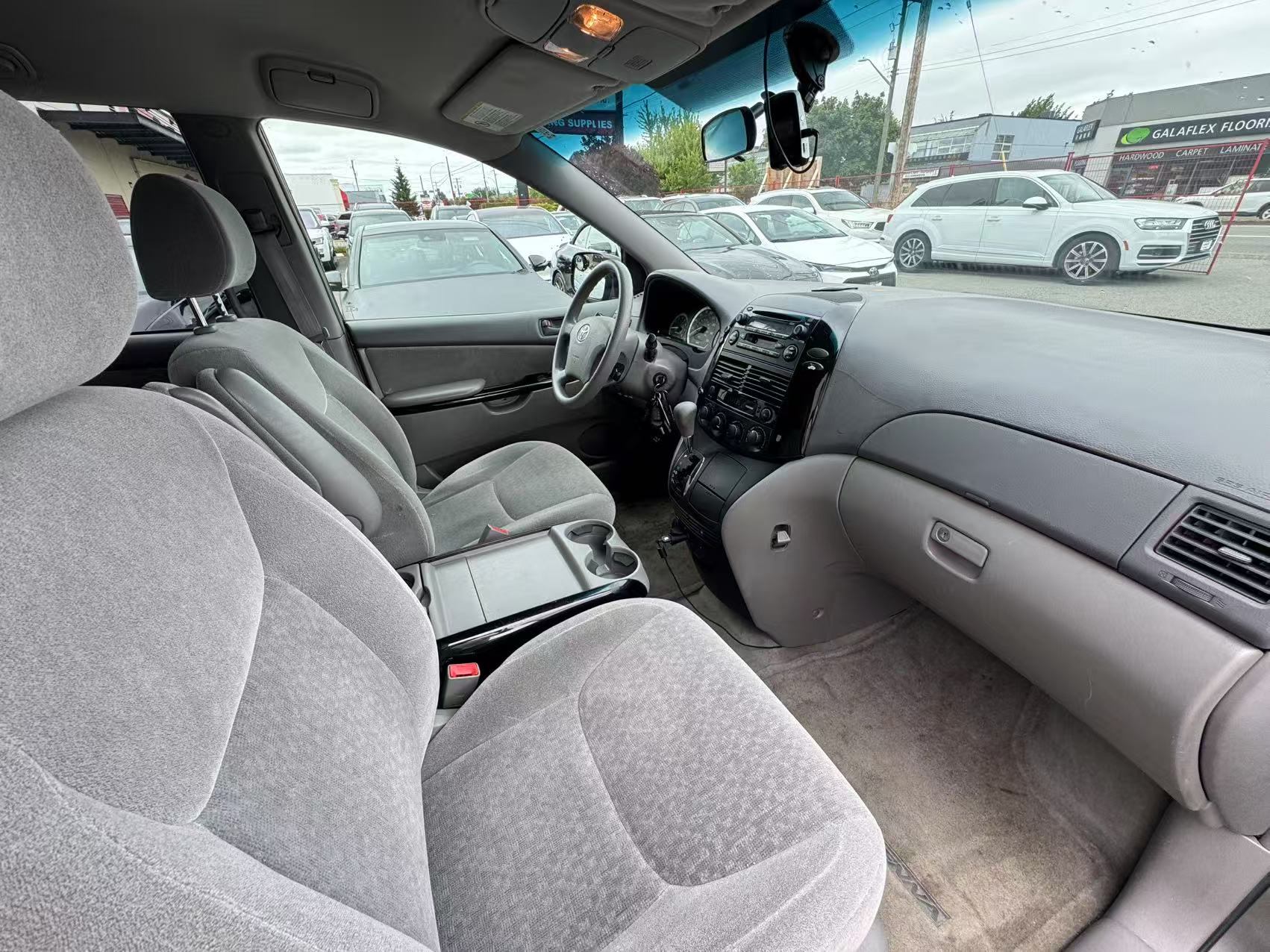 2004 Toyota Sienna 4dr CE 7-Passenger. BC LOCAL VEHICLE. FULL SERVICE RECORD., Vancouver, Cash