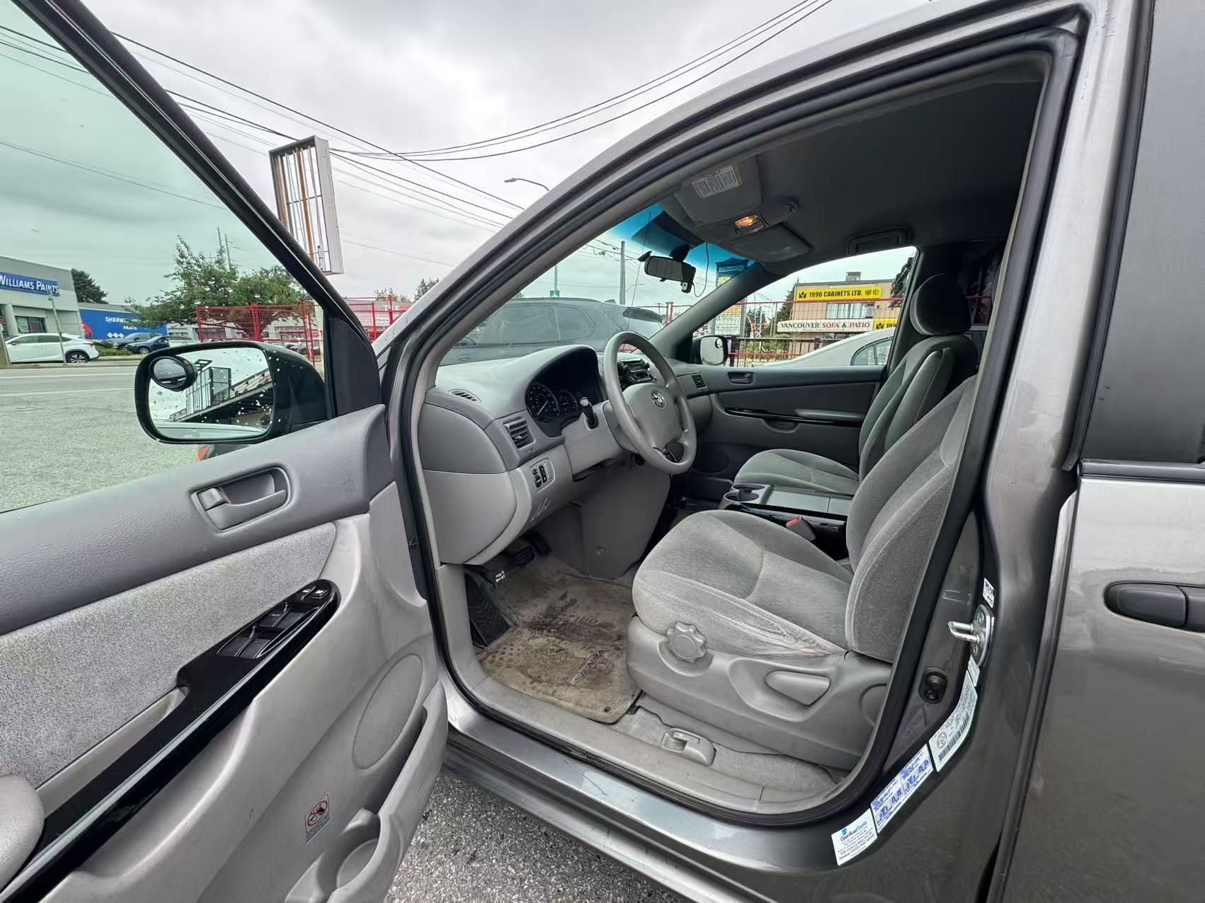 2004 Toyota Sienna 4dr CE 7-Passenger. BC LOCAL VEHICLE. FULL SERVICE RECORD., Vancouver, Cash