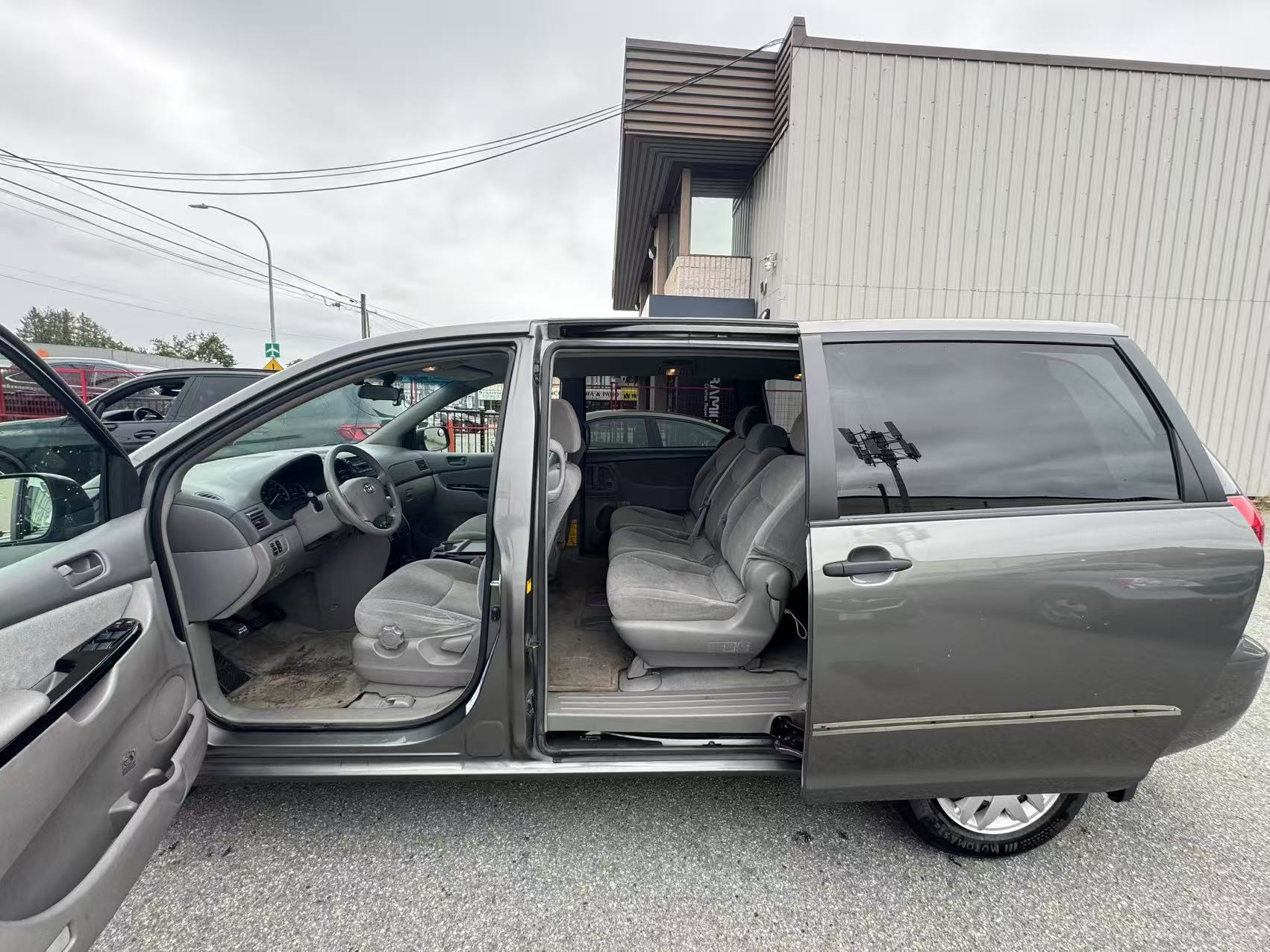 2004 Toyota Sienna 4dr CE 7-Passenger. BC LOCAL VEHICLE. FULL SERVICE RECORD., Vancouver, Cash