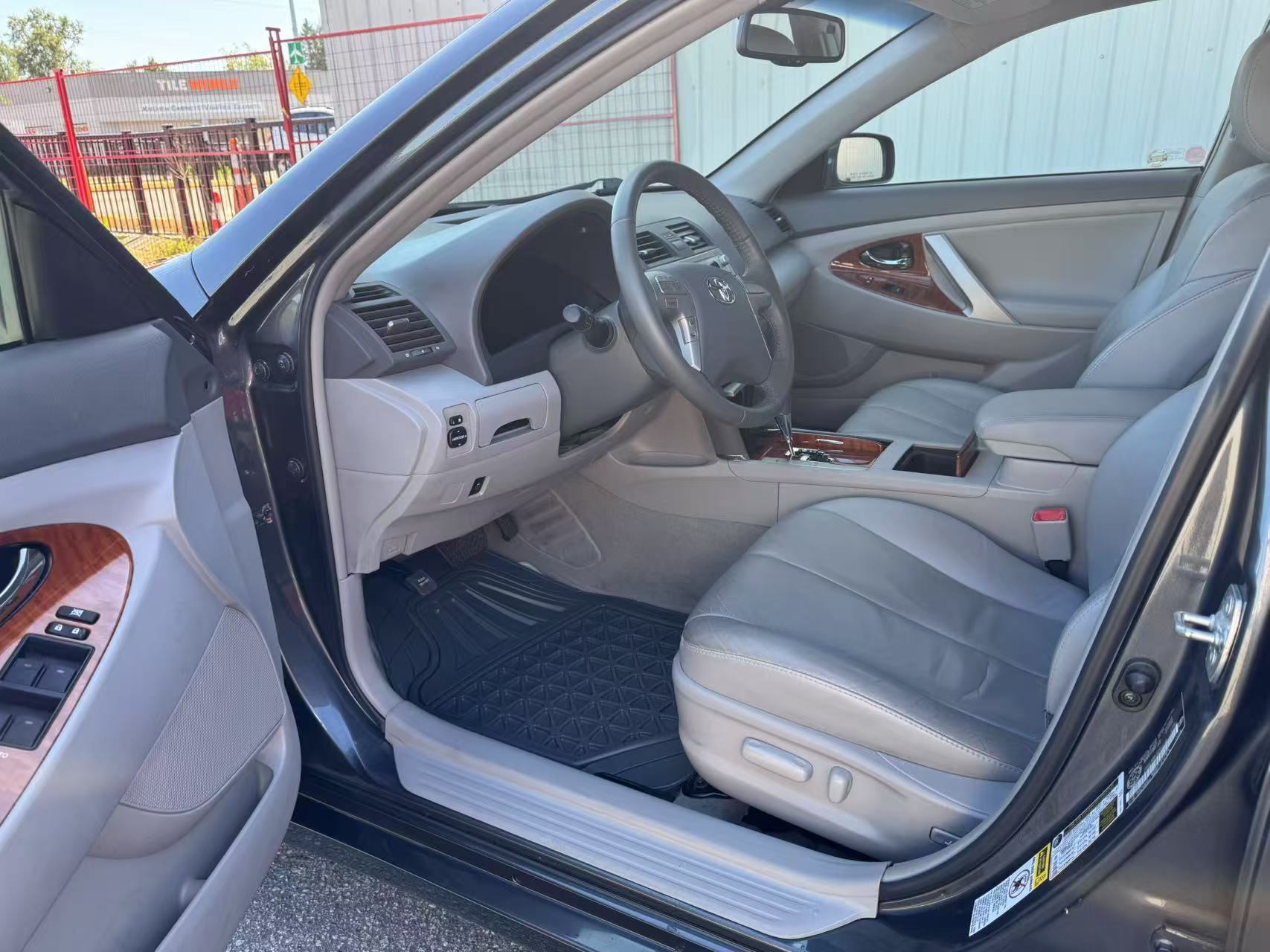 2010 Toyota Camry XLE. ONE OWNER. LOW MILEAGE. *BACK UP CAMERA, Vancouver, Cash