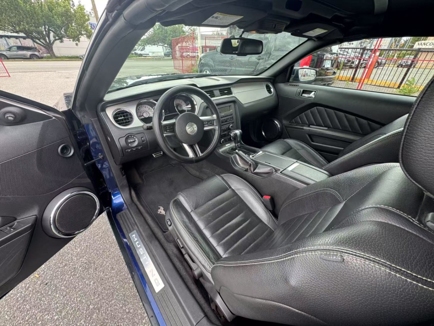 2011 Ford Mustang 2dr Conv V6. NO ACCIDENTS. FULL SERVICE RECORD., Vancouver, Cash