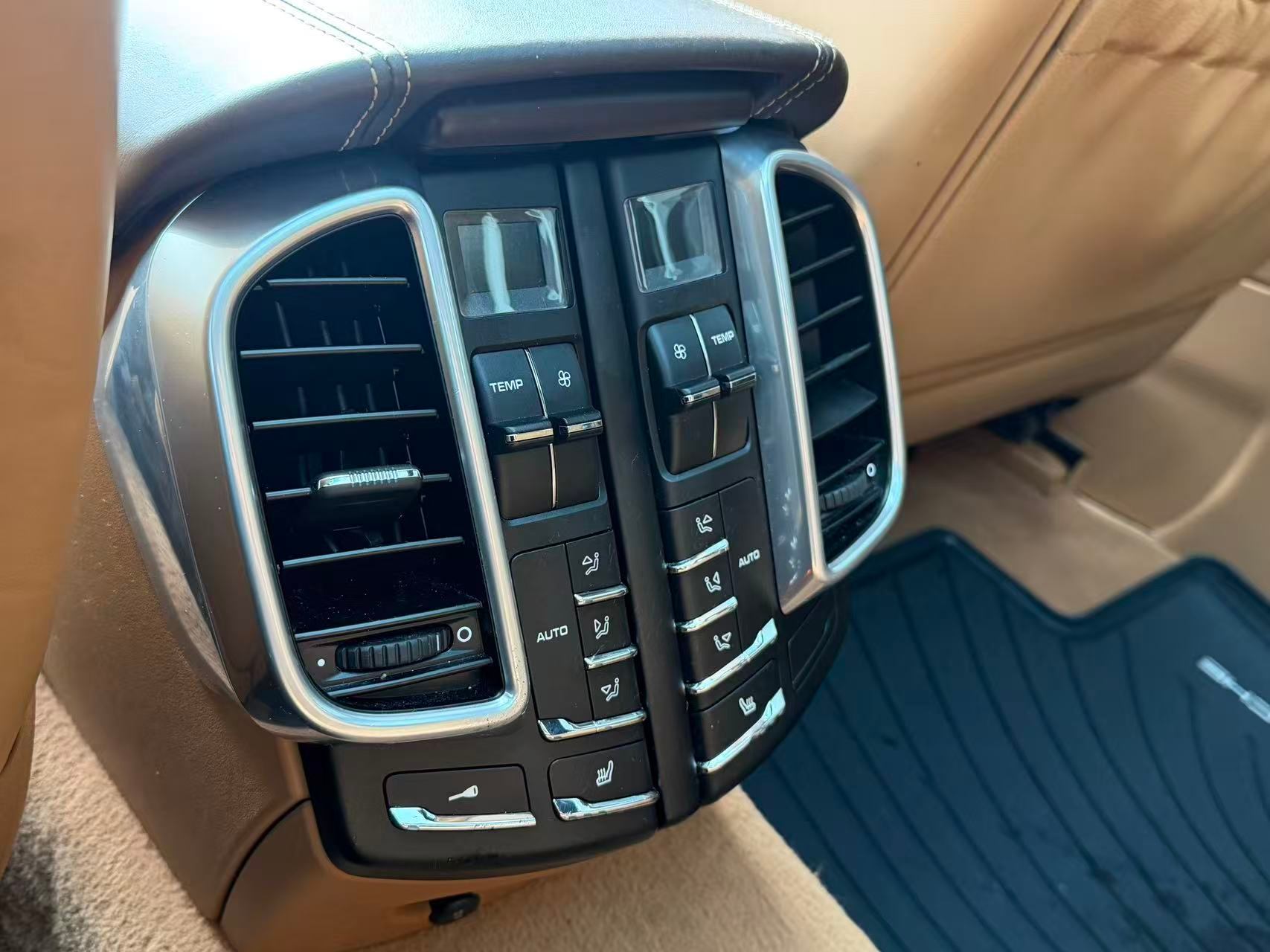 2011 Porsche Cayenne AWD 4dr Turbo. LOCAL BC VEHICLE. ONE OWNER., Vancouver, Cash