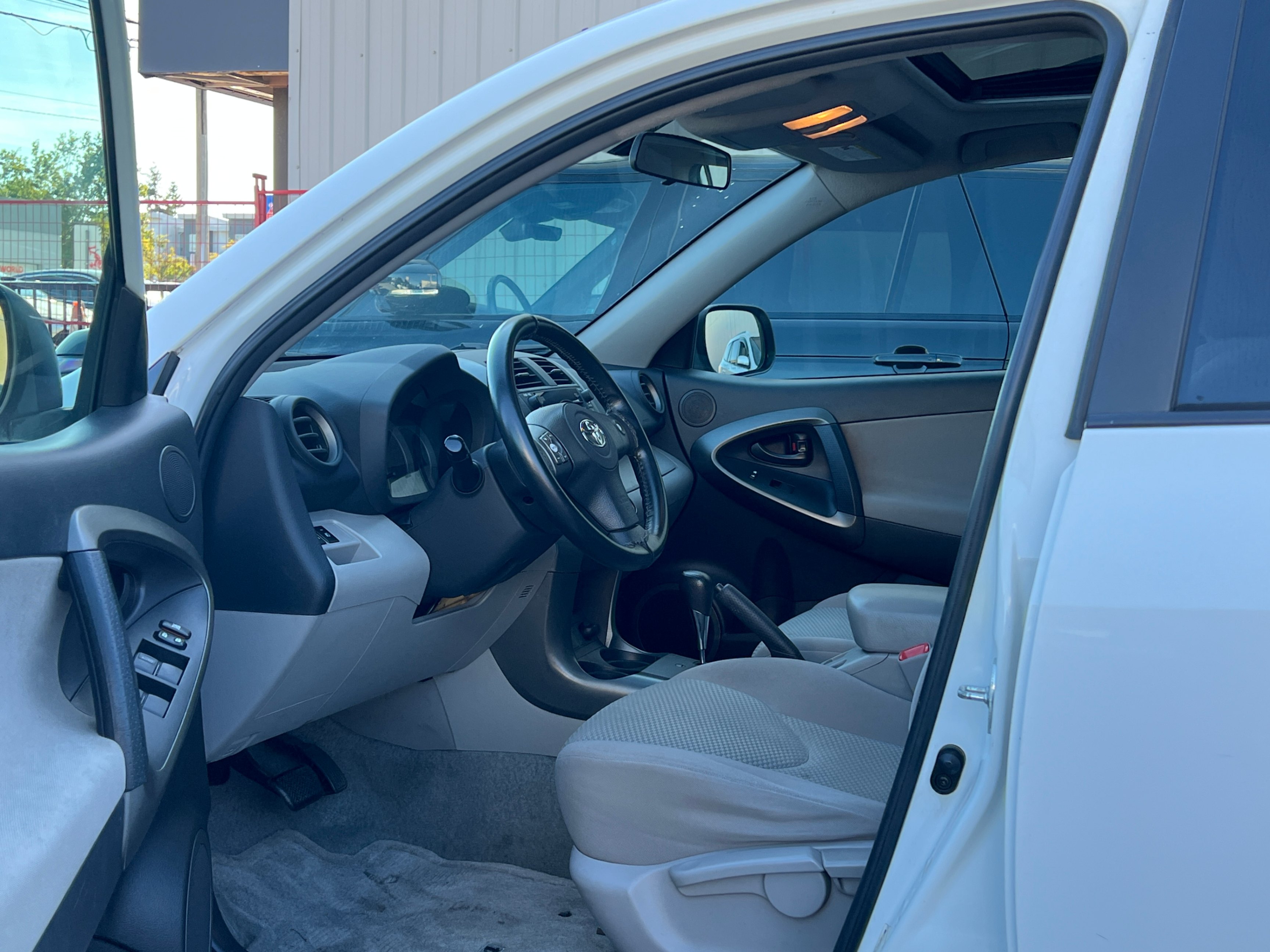 2011 Toyota RAV4 4WD 4dr I4. NO ACCIDENTS., Vancouver, Cash