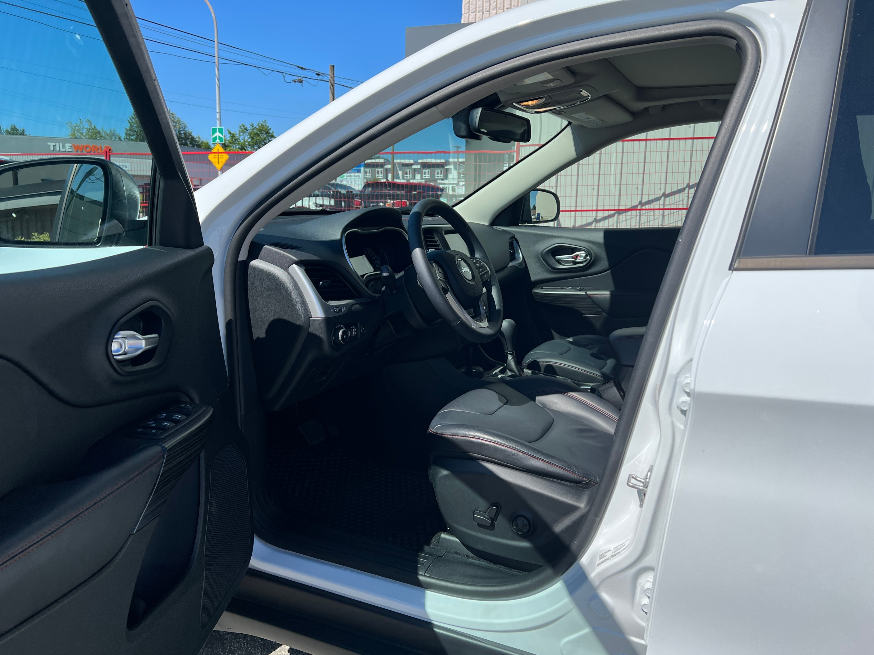 2014 Jeep Cherokee 4WD 4dr Trailhawk. ONE OWNER. LOW MILEAGE., Vancouver, Cash