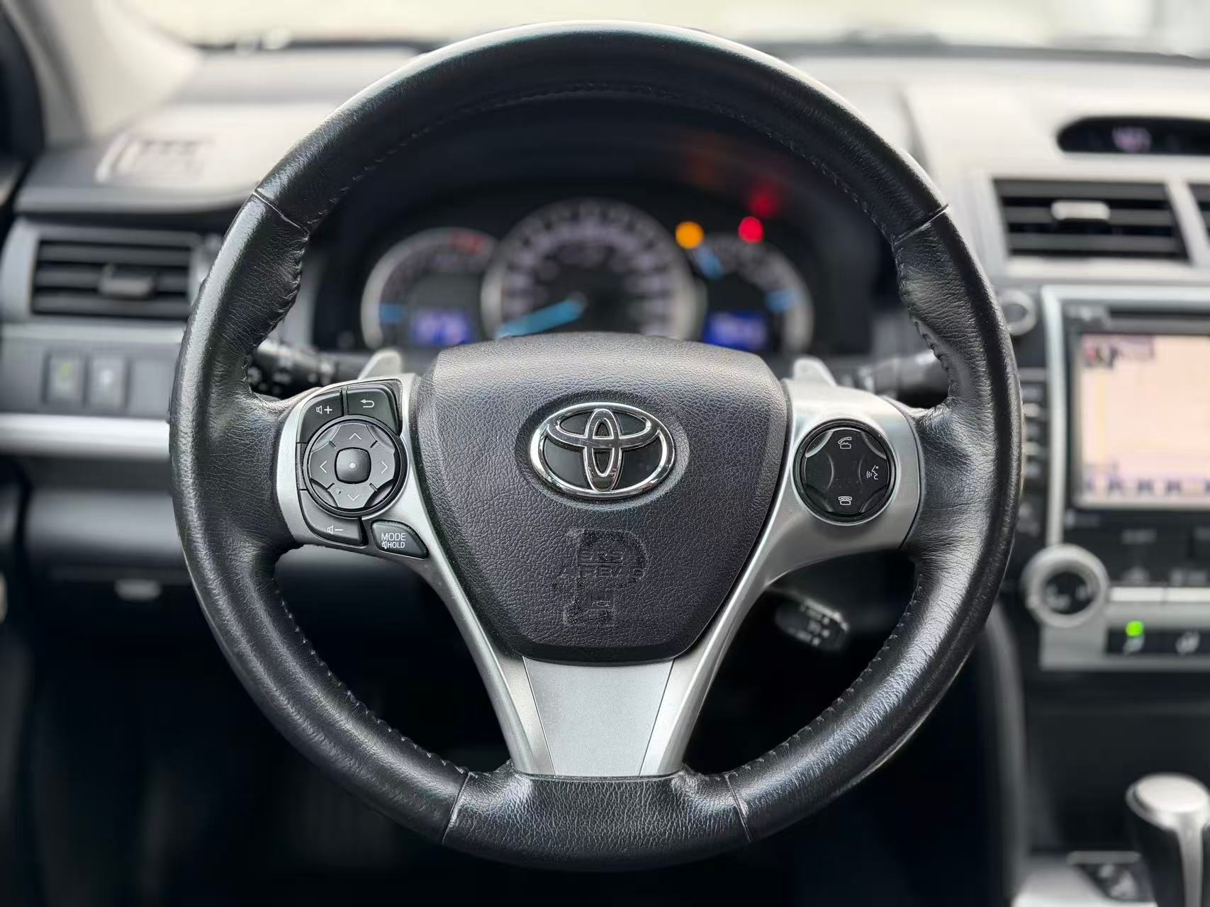 2014 Toyota Camry V6 SE. LOCAL BC VEHICLE., Vancouver, Cash