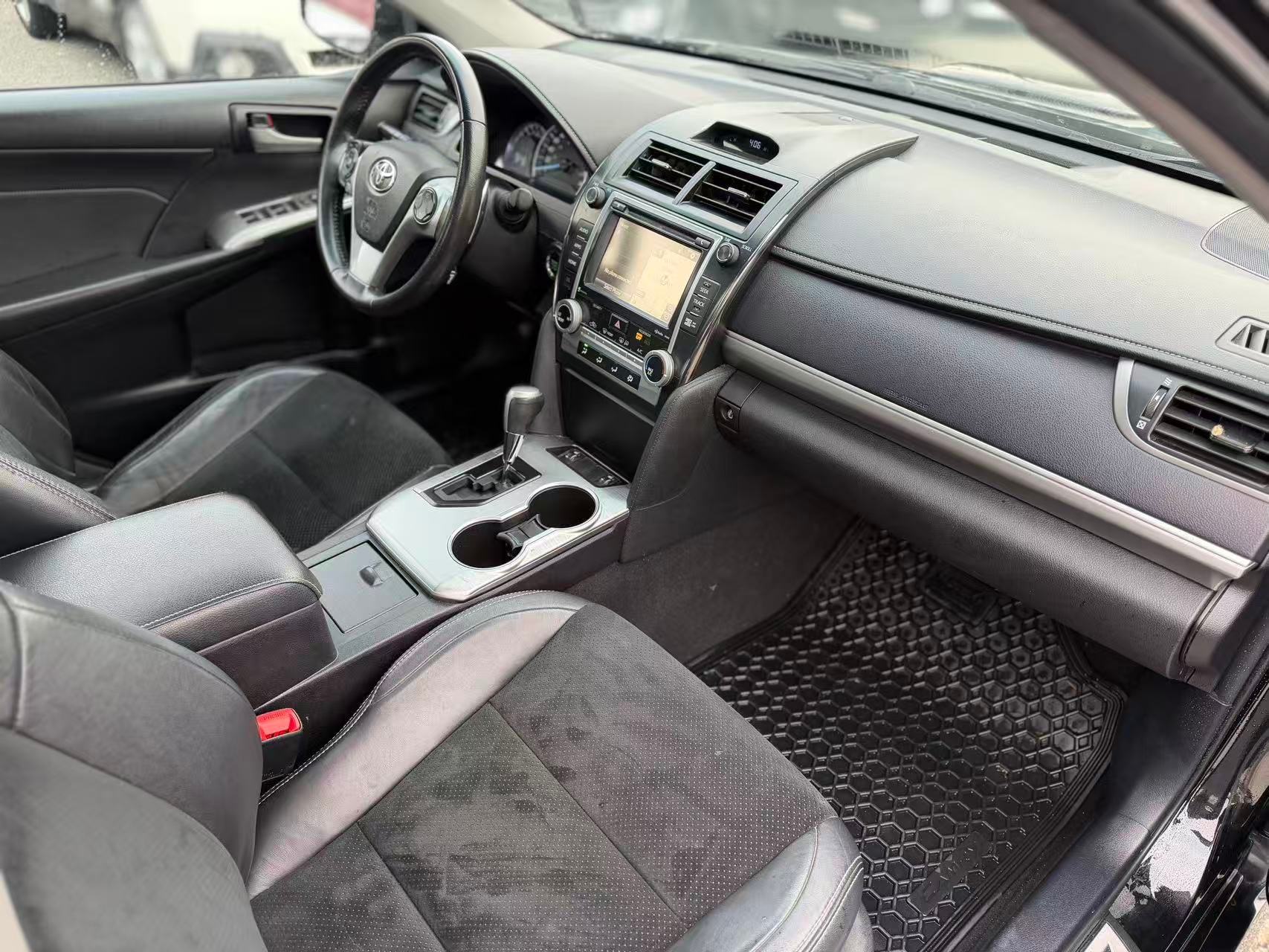 2014 Toyota Camry V6 SE. LOCAL BC VEHICLE., Vancouver, Cash