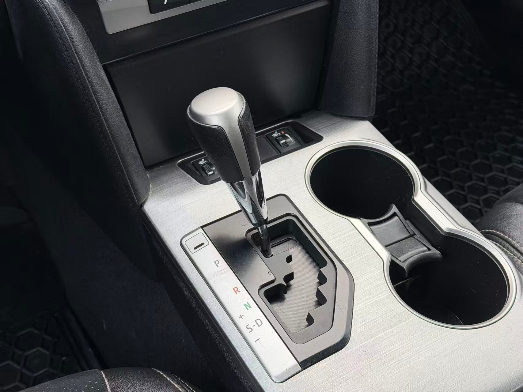 2014 Toyota Camry V6 SE. LOCAL BC VEHICLE., Vancouver, Cash