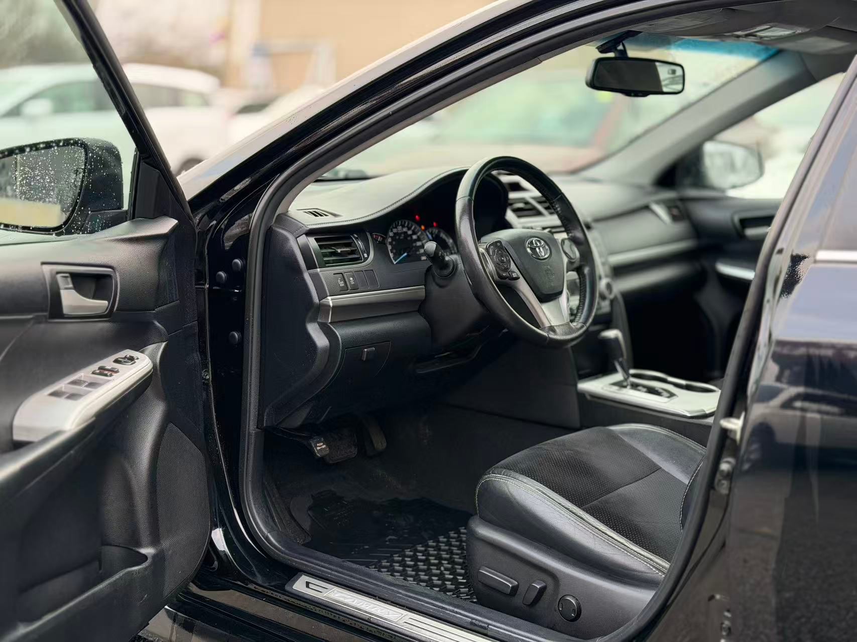 2014 Toyota Camry V6 SE. LOCAL BC VEHICLE., Vancouver, Cash