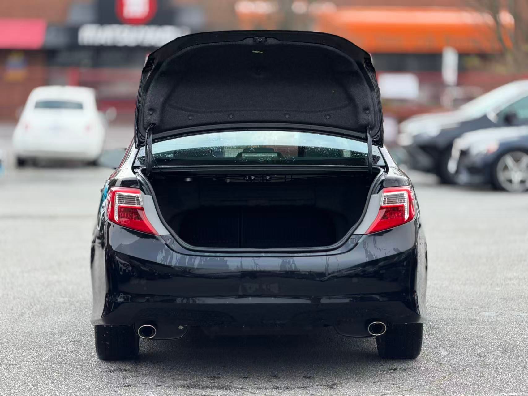 2014 Toyota Camry V6 SE. LOCAL BC VEHICLE., Vancouver, Cash