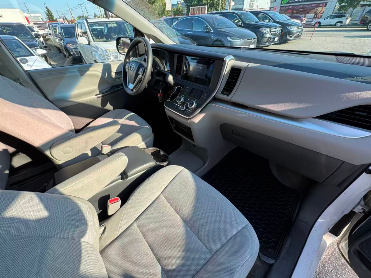 2015 Toyota Sienna 5dr 7-Pass FWD. NO ACCIDENTS. BC LOCAL VEHICLE., Vancouver, Cash
