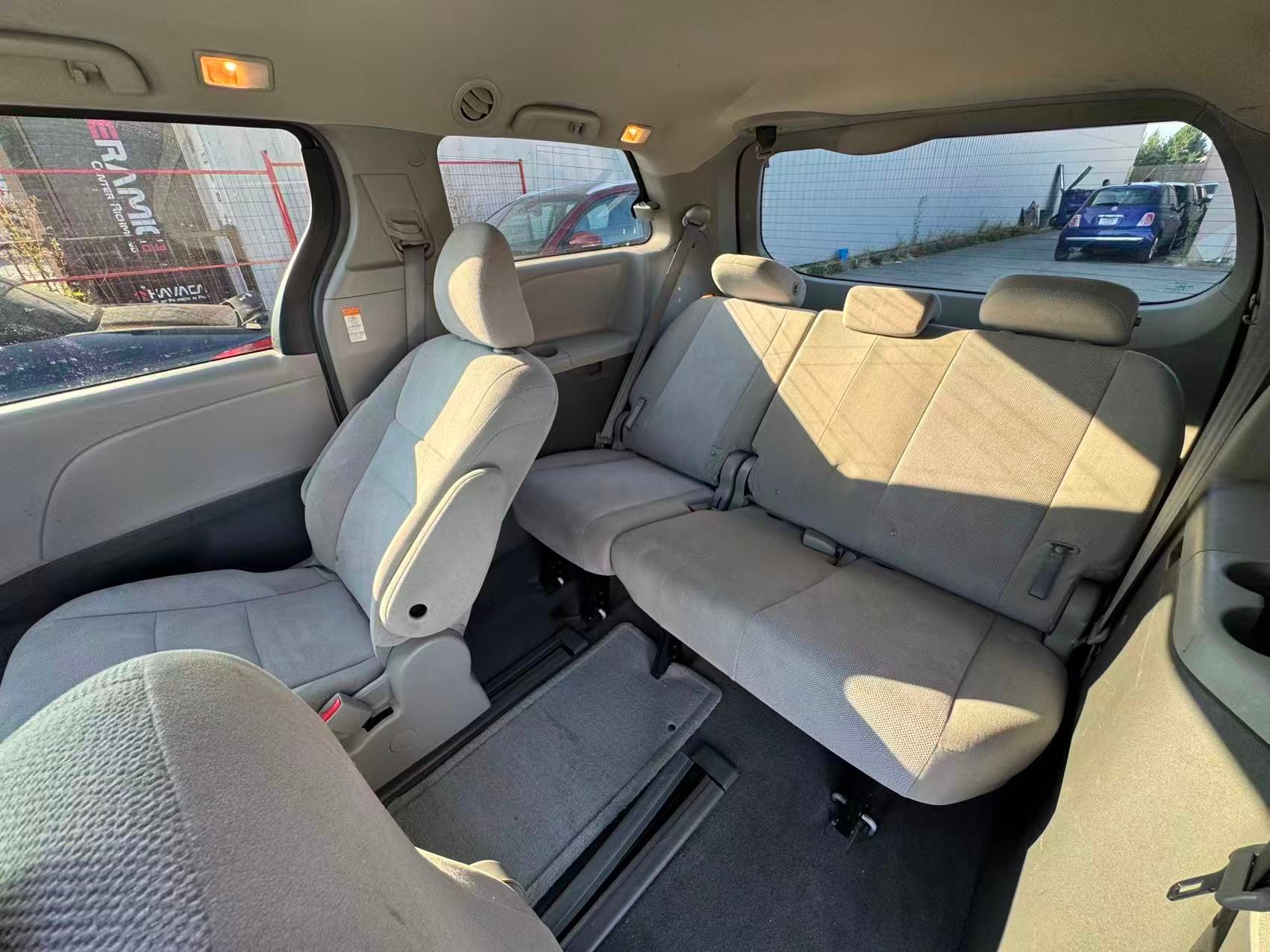 2015 Toyota Sienna 5dr 7-Pass FWD. NO ACCIDENTS. BC LOCAL VEHICLE., Vancouver, Cash