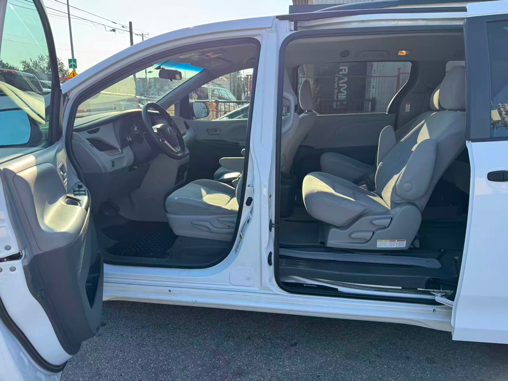 2015 Toyota Sienna 5dr 7-Pass FWD. NO ACCIDENTS. BC LOCAL VEHICLE., Vancouver, Cash