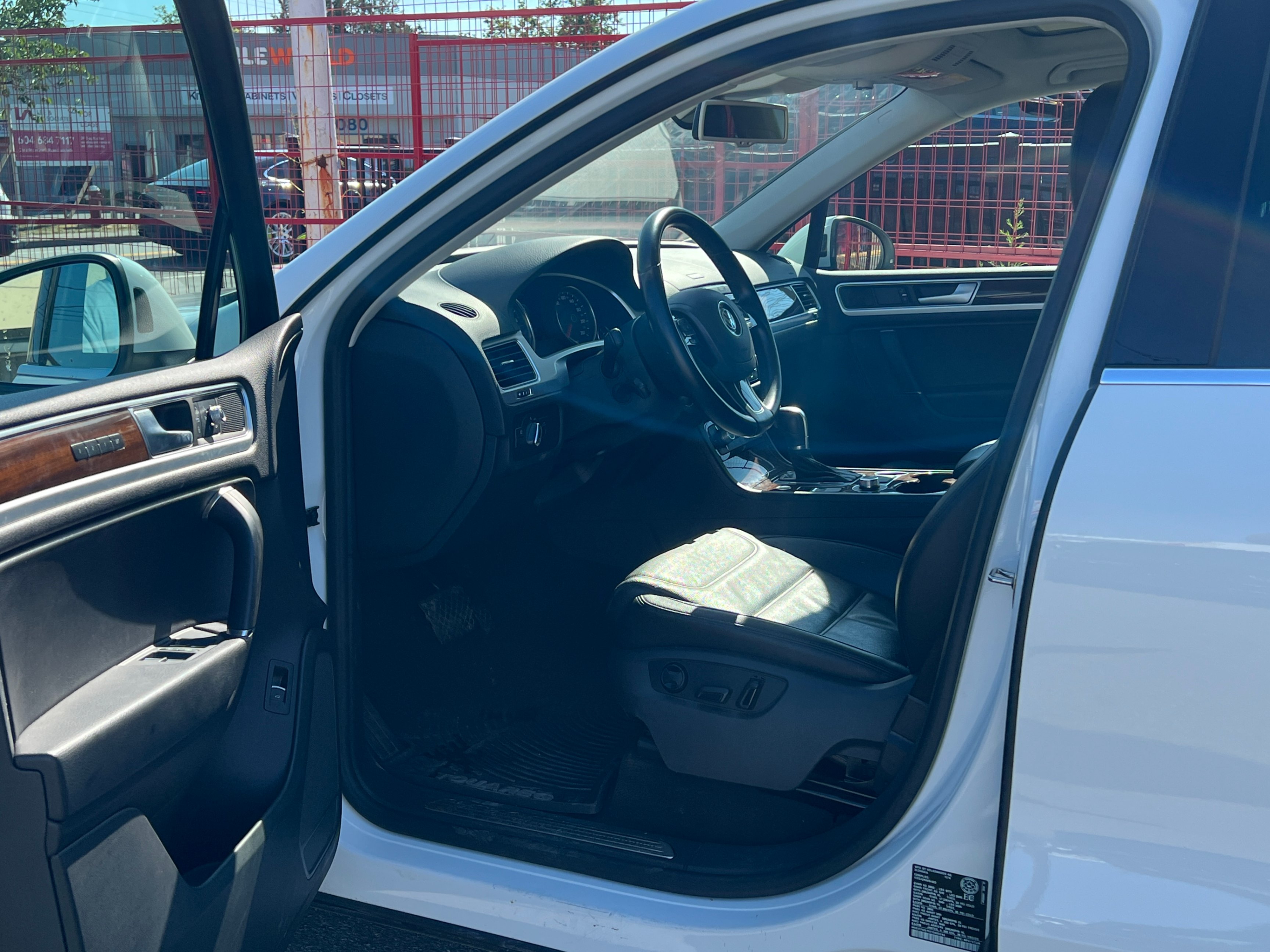 2015 Volkswagen Touareg 4dr V6 Comfortline. BC LOCAL VEHICLE. LOW MILEAGE., Vancouver, Cash