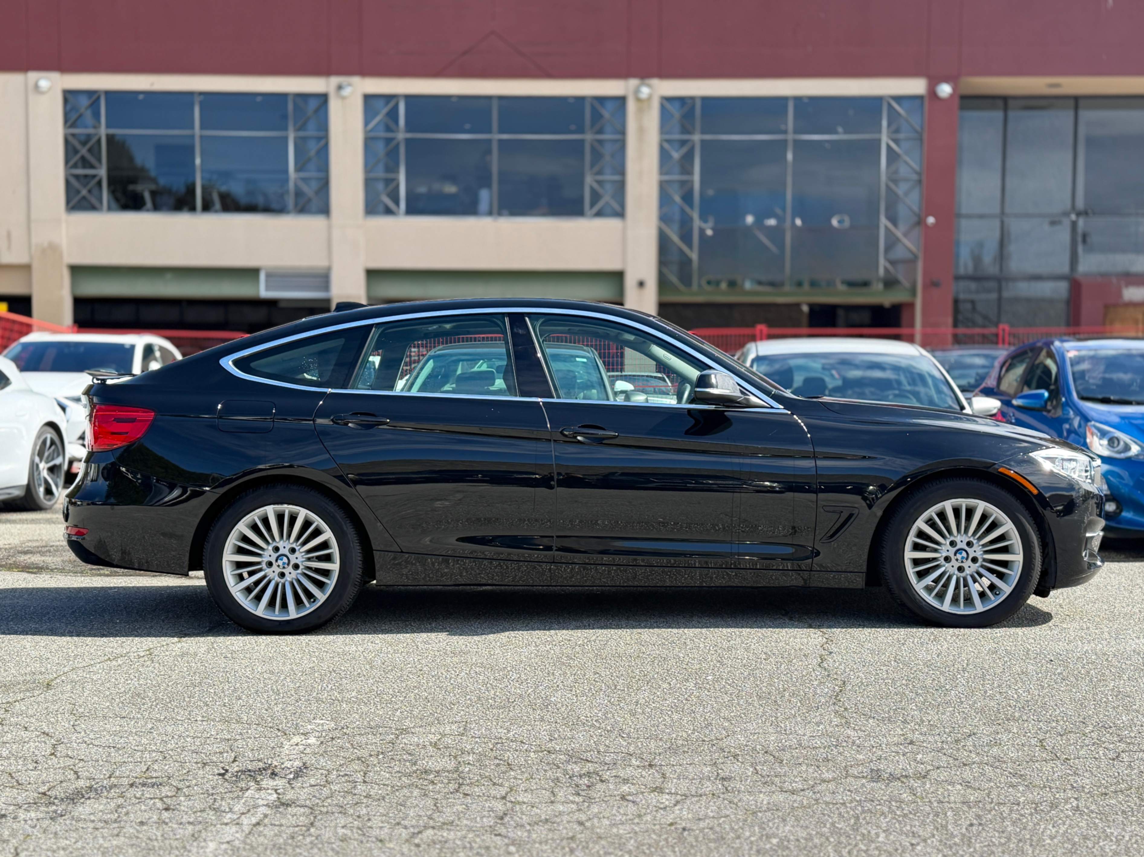 2016 BMW 3-Series 328i xDrive Gran Turismo. LOCAL BC VEHICLE. LOW ON MILEAGE., 温哥华, 全款车