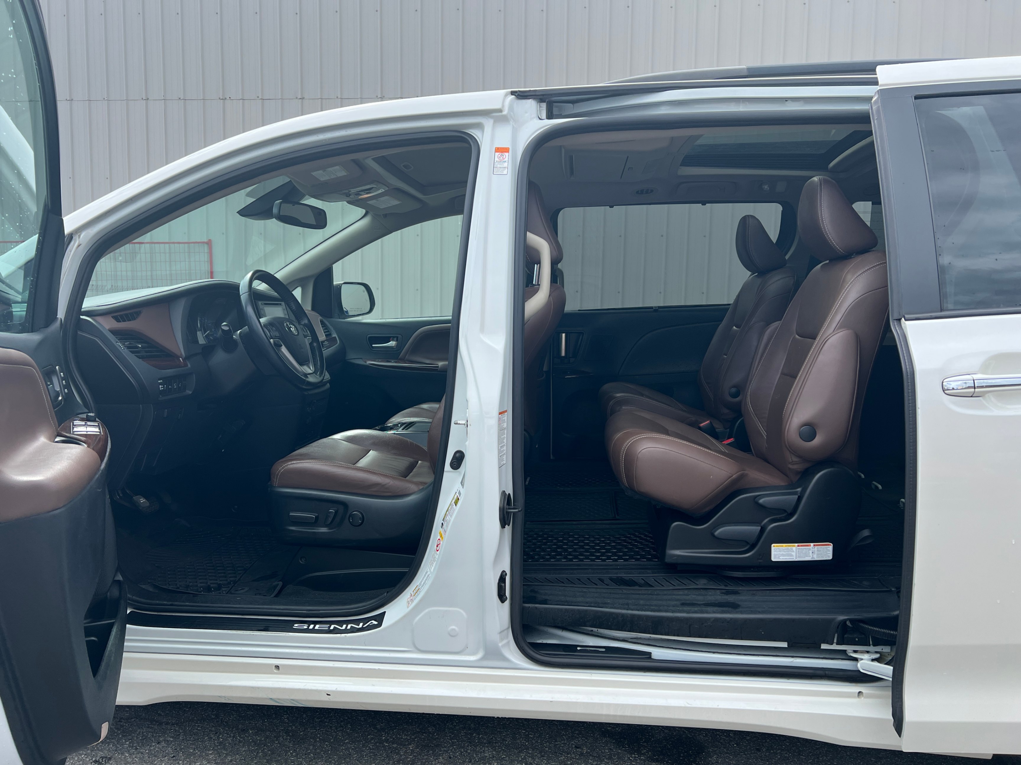 2018 Toyota Sienna LIMITED 7-Passenger AWD. FULLY LOADED. BC LOCAL VEHICLE., Vancouver, Cash
