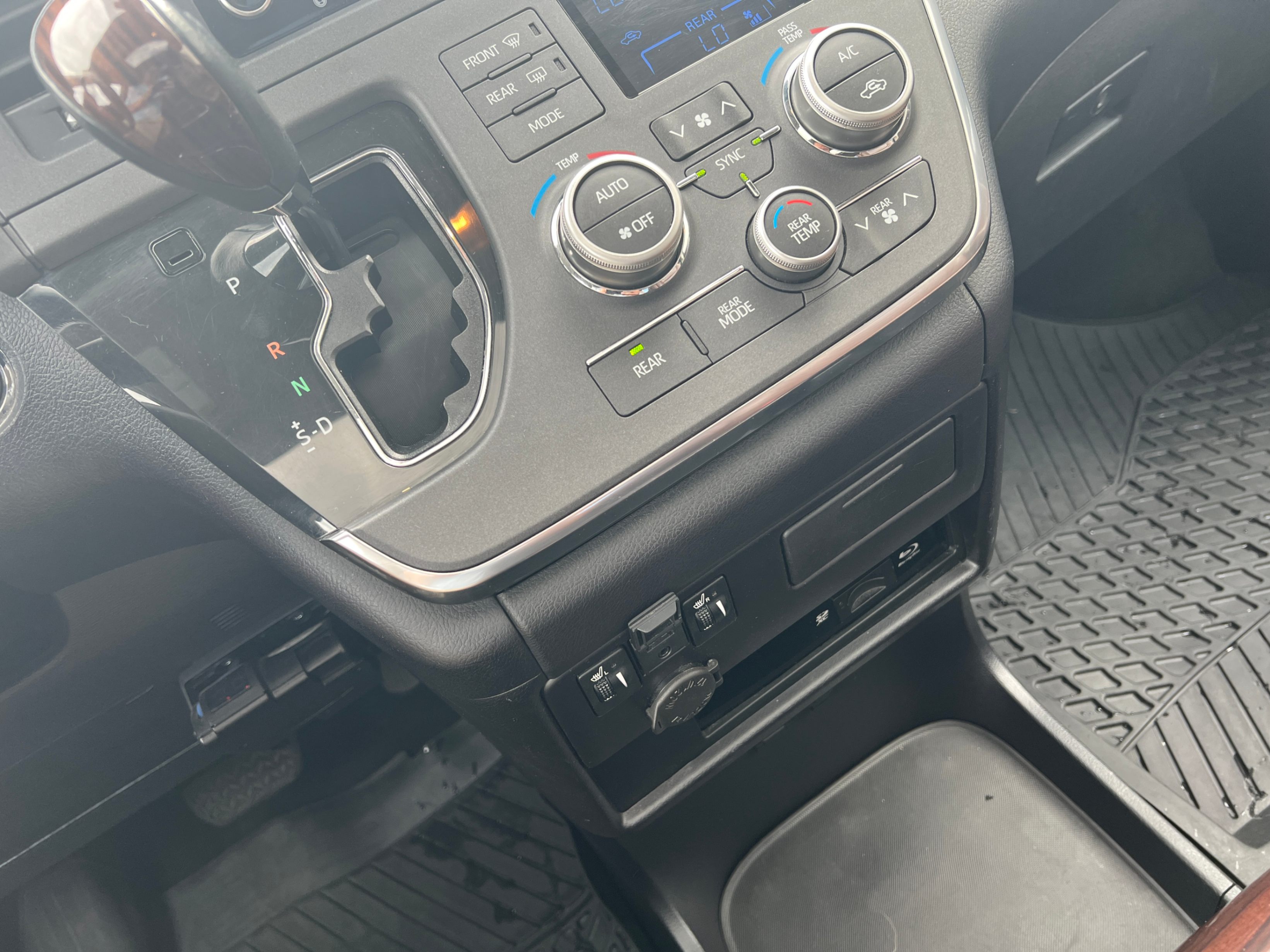 2018 Toyota Sienna LIMITED 7-Passenger AWD. FULLY LOADED. BC LOCAL VEHICLE., Vancouver, Cash